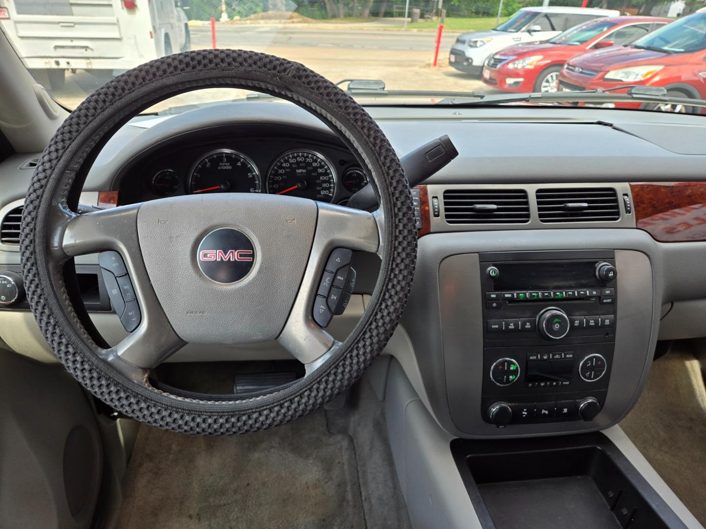 2011 SILVER /GRAY GMC Yukon SLT1 2WD (1GKS1CE08BR) with an 5.3L V8 OHV 16V FFV engine, 4-Speed Automatic transmission, located at 503 West Court, Seguin, TX, 78155, (830) 379-3373, 29.568621, -97.969803 - Photo#5