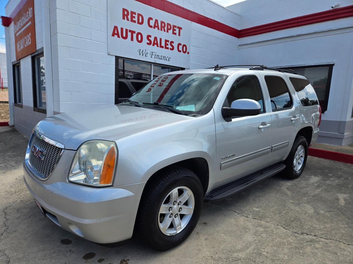 2011 SILVER /GRAY GMC Yukon SLT1 2WD (1GKS1CE08BR) with an 5.3L V8 OHV 16V FFV engine, 4-Speed Automatic transmission, located at 503 West Court, Seguin, TX, 78155, (830) 379-3373, 29.568621, -97.969803 - Photo#0