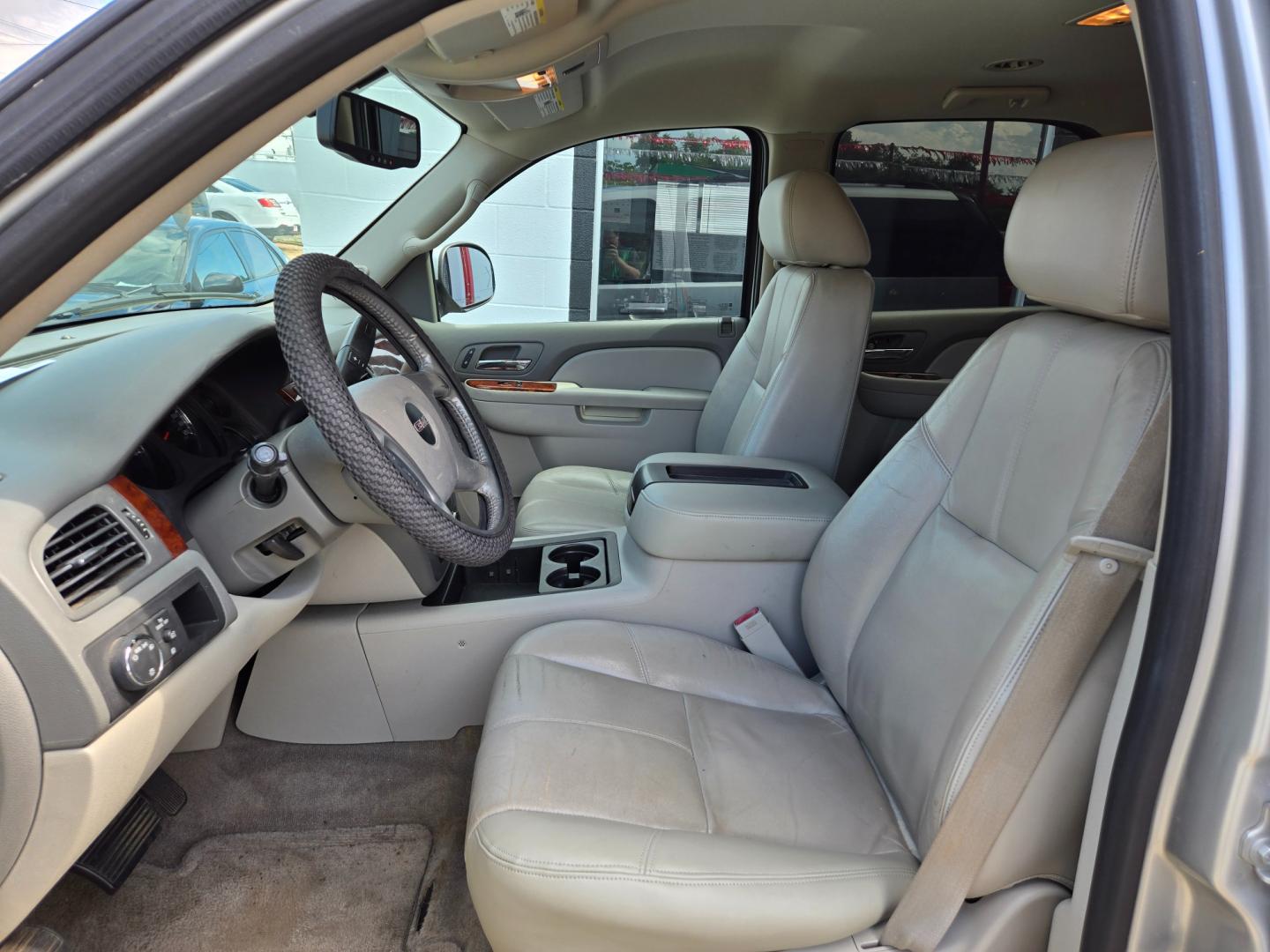 2011 SILVER /GRAY GMC Yukon SLT1 2WD (1GKS1CE08BR) with an 5.3L V8 OHV 16V FFV engine, 4-Speed Automatic transmission, located at 503 West Court, Seguin, TX, 78155, (830) 379-3373, 29.568621, -97.969803 - Photo#4