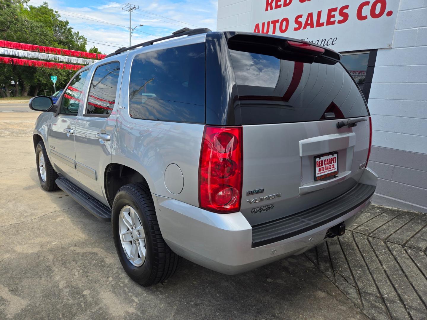 2011 SILVER /GRAY GMC Yukon SLT1 2WD (1GKS1CE08BR) with an 5.3L V8 OHV 16V FFV engine, 4-Speed Automatic transmission, located at 503 West Court, Seguin, TX, 78155, (830) 379-3373, 29.568621, -97.969803 - Photo#3