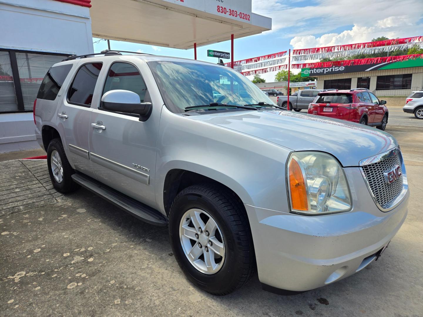 2011 SILVER /GRAY GMC Yukon SLT1 2WD (1GKS1CE08BR) with an 5.3L V8 OHV 16V FFV engine, 4-Speed Automatic transmission, located at 503 West Court, Seguin, TX, 78155, (830) 379-3373, 29.568621, -97.969803 - Photo#1