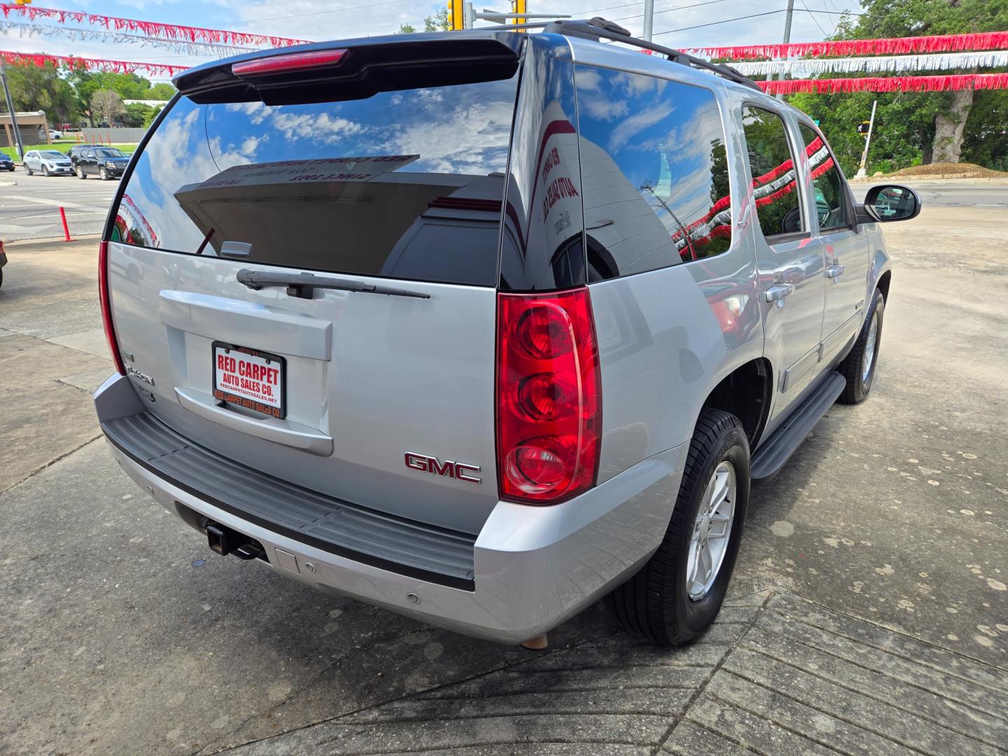 2011 SILVER /GRAY GMC Yukon SLT1 2WD (1GKS1CE08BR) with an 5.3L V8 OHV 16V FFV engine, 4-Speed Automatic transmission, located at 503 West Court, Seguin, TX, 78155, (830) 379-3373, 29.568621, -97.969803 - Photo#2