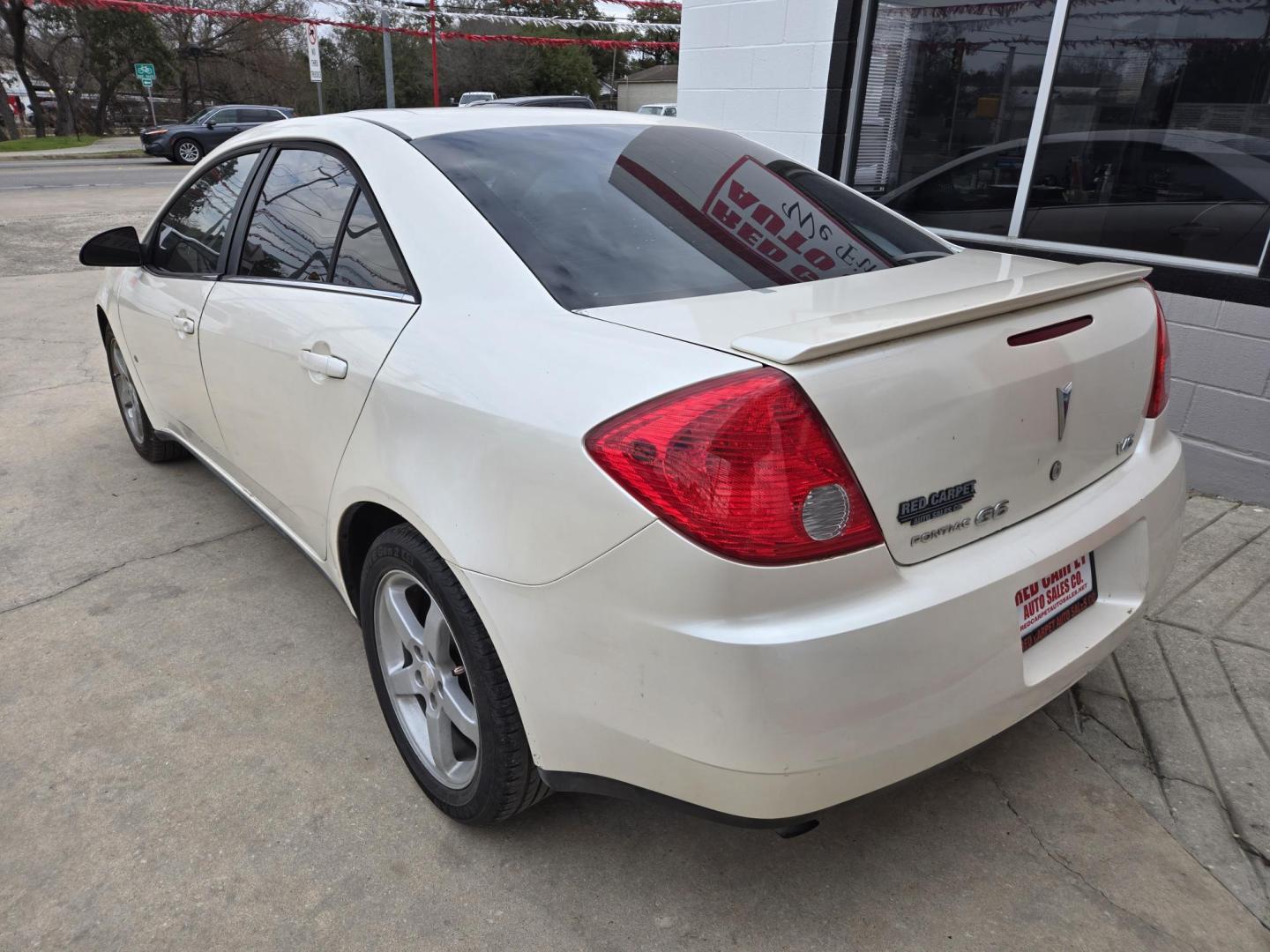 2009 WHITE /Black Pontiac G6 Sedan (1G2ZG57N794) with an 3.5L V6 OHV 12V engine, 4-Speed Automatic Overdrive transmission, located at 503 West Court, Seguin, TX, 78155, (830) 379-3373, 29.568621, -97.969803 - 2009 Pontiac G6 Sedan with a 3.5L V6 OHV 12V, Automatic, Tilt, Cruise, AM/FM/CD/AUX Stereo, Power Windows, Locks and Side Mirrors, Automatic Headlights, Onstar Capability, Tinted Windows, Alloy Wheels, Rear Defroster and more!! - Photo#2