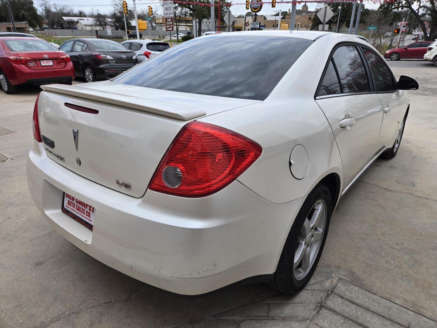 2009 WHITE /Black Pontiac G6 Sedan (1G2ZG57N794) with an 3.5L V6 OHV 12V engine, 4-Speed Automatic Overdrive transmission, located at 503 West Court, Seguin, TX, 78155, (830) 379-3373, 29.568621, -97.969803 - 2009 Pontiac G6 Sedan with a 3.5L V6 OHV 12V, Automatic, Tilt, Cruise, AM/FM/CD/AUX Stereo, Power Windows, Locks and Side Mirrors, Automatic Headlights, Onstar Capability, Tinted Windows, Alloy Wheels, Rear Defroster and more!! - Photo#3