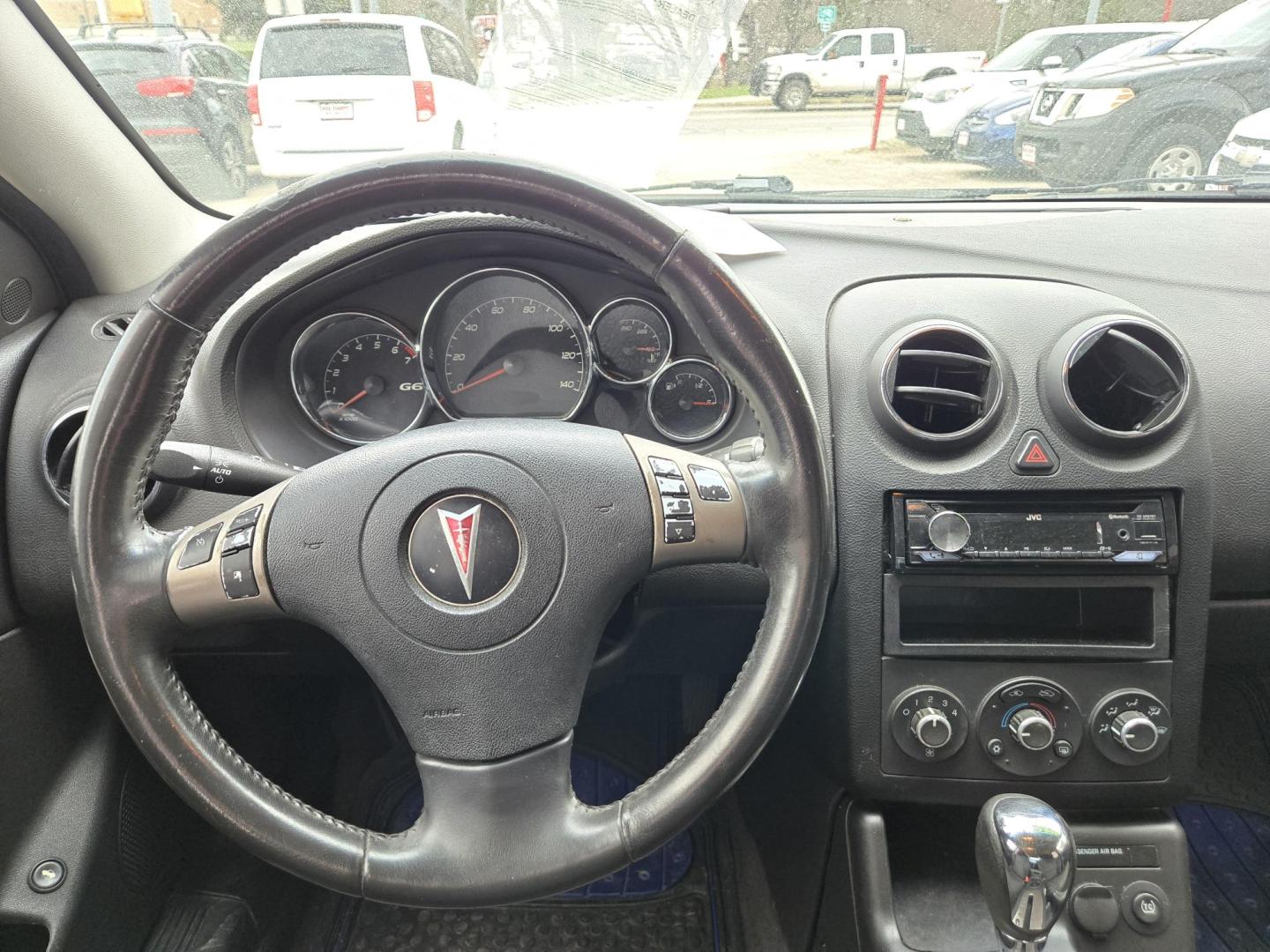 2009 WHITE /Black Pontiac G6 Sedan (1G2ZG57N794) with an 3.5L V6 OHV 12V engine, 4-Speed Automatic Overdrive transmission, located at 503 West Court, Seguin, TX, 78155, (830) 379-3373, 29.568621, -97.969803 - 2009 Pontiac G6 Sedan with a 3.5L V6 OHV 12V, Automatic, Tilt, Cruise, AM/FM/CD/AUX Stereo, Power Windows, Locks and Side Mirrors, Automatic Headlights, Onstar Capability, Tinted Windows, Alloy Wheels, Rear Defroster and more!! - Photo#5