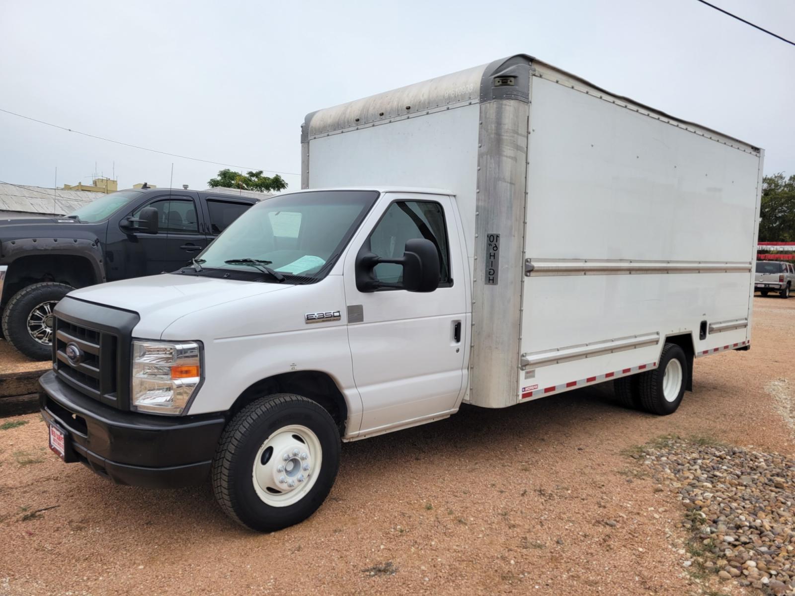 2018 WHITE Ford Econoline E-350 Super Duty (1FDWE3FSXJD) with an 6.8L V10 SOHC 20V engine, Automatic transmission, located at 503 West Court, Seguin, TX, 78155, (830) 379-3373, 29.568621, -97.969803 - 2018 Ford Econoline E-350 Super Duty 16FT BOX with a 6.8L V10 SOHC 20V, Automatic, Tilt, Cruise, AM/FM/AUX Stereo, Retractable Ramp, Towing and more!! - Photo #0