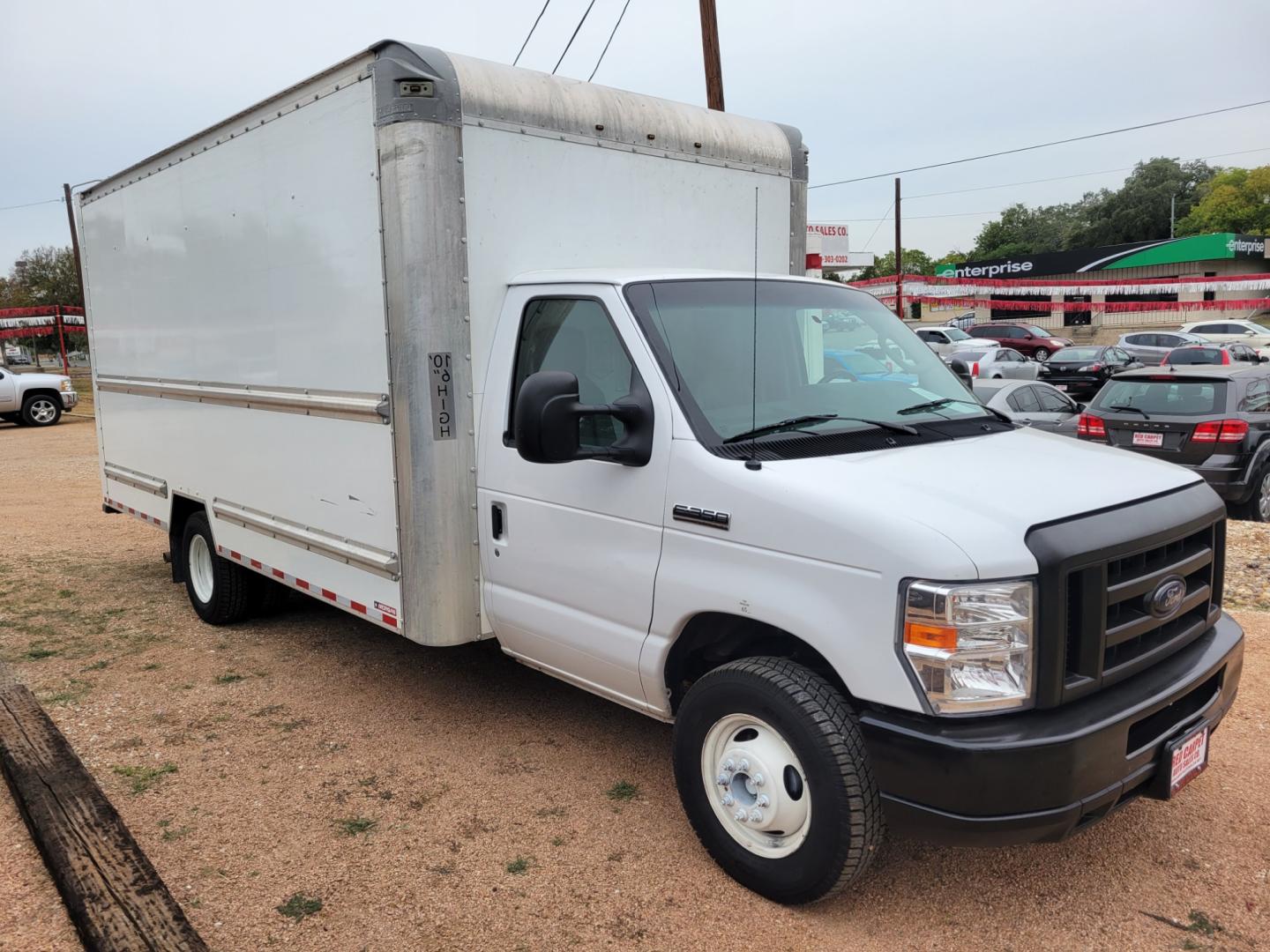 2018 WHITE Ford Econoline E-350 Super Duty (1FDWE3FSXJD) with an 6.8L V10 SOHC 20V engine, Automatic transmission, located at 503 West Court, Seguin, TX, 78155, (830) 379-3373, 29.568621, -97.969803 - Photo#1