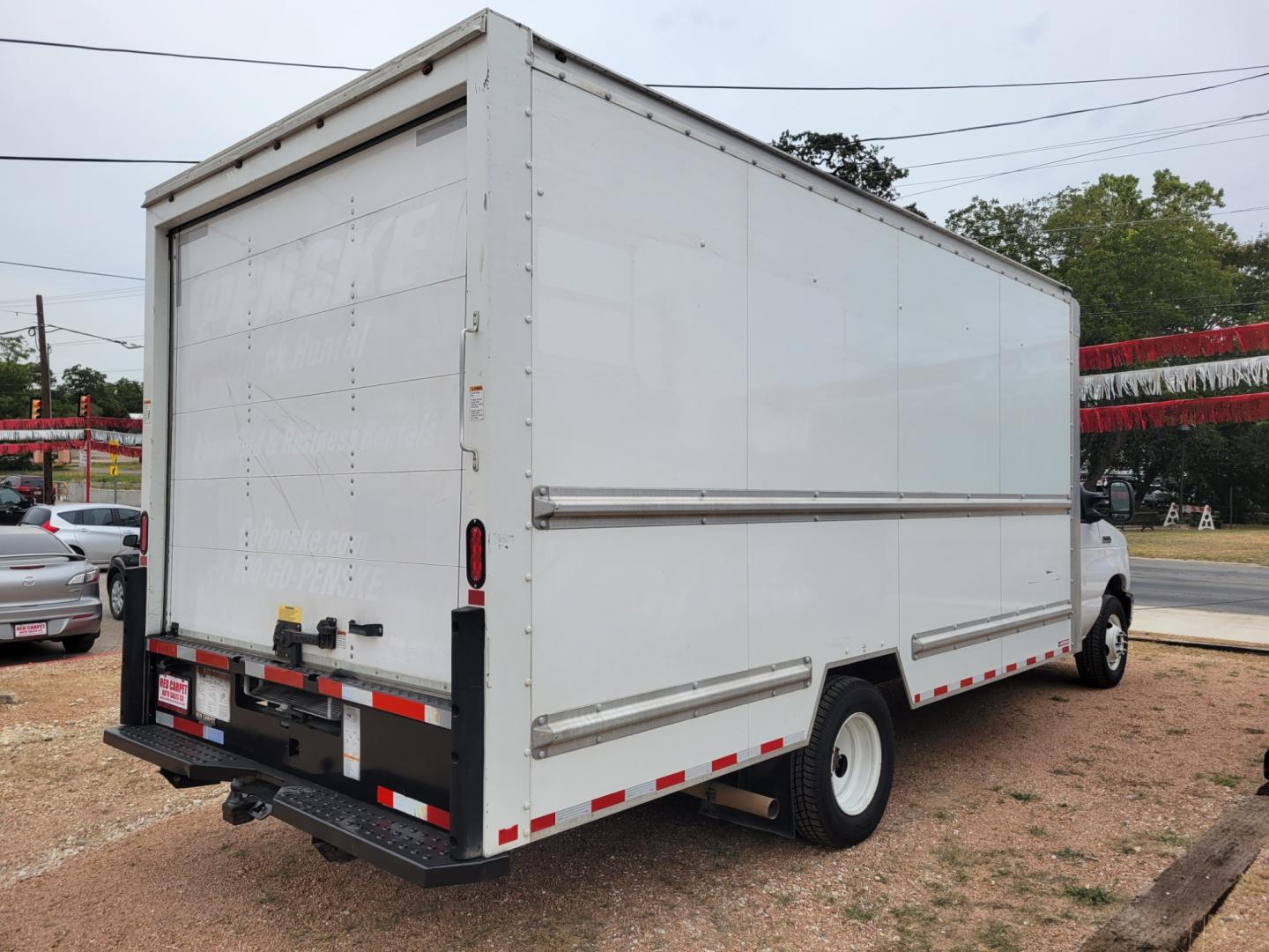 2018 WHITE Ford Econoline E-350 Super Duty (1FDWE3FSXJD) with an 6.8L V10 SOHC 20V engine, Automatic transmission, located at 503 West Court, Seguin, TX, 78155, (830) 379-3373, 29.568621, -97.969803 - Photo#2