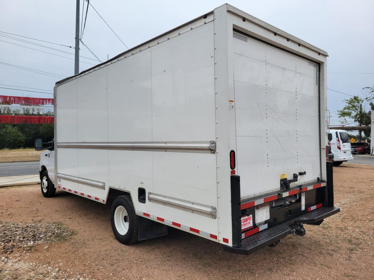 2018 WHITE Ford Econoline E-350 Super Duty (1FDWE3FSXJD) with an 6.8L V10 SOHC 20V engine, Automatic transmission, located at 503 West Court, Seguin, TX, 78155, (830) 379-3373, 29.568621, -97.969803 - Photo#3