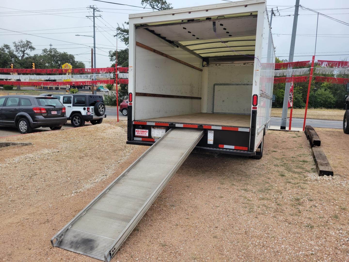 2018 WHITE Ford Econoline E-350 Super Duty (1FDWE3FSXJD) with an 6.8L V10 SOHC 20V engine, Automatic transmission, located at 503 West Court, Seguin, TX, 78155, (830) 379-3373, 29.568621, -97.969803 - Photo#7