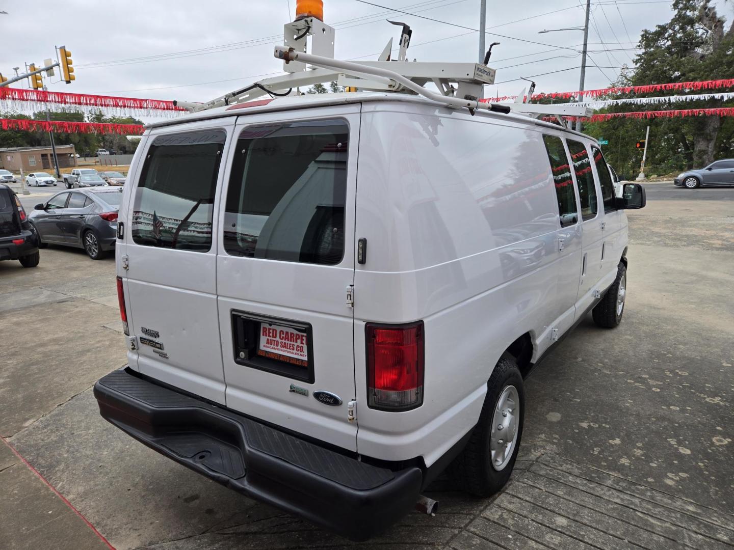 2014 WHITE /GRAY Ford E-Series Van E-150 (1FTNE1EWXED) with an 4.6L V8 SOHC 16V engine, 4-Speed Automatic transmission, located at 503 West Court, Seguin, TX, 78155, (830) 379-3373, 29.568621, -97.969803 - Photo#3