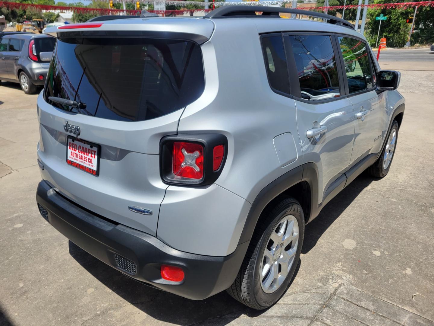 2017 SILVER /BLACK Jeep Renegade Latitude FWD (ZACCJABB7HP) with an 2.4L L4 DOHC 16V engine, Automatic transmission, located at 503 West Court, Seguin, TX, 78155, (830) 379-3373, 29.568621, -97.969803 - Photo#2