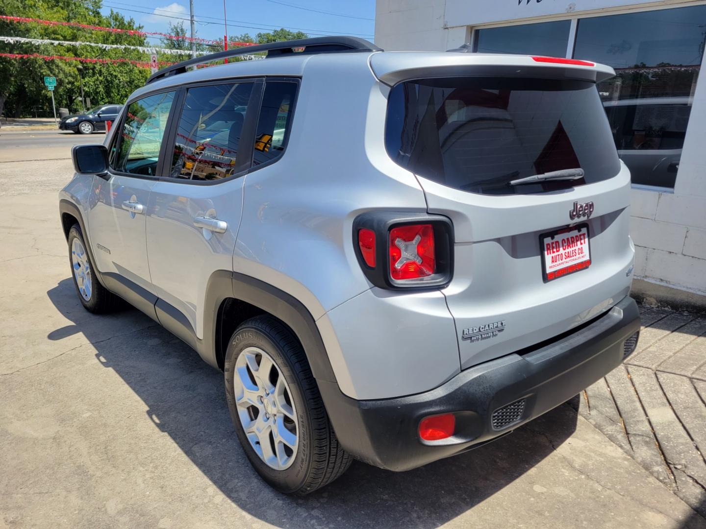 2017 SILVER /BLACK Jeep Renegade Latitude FWD (ZACCJABB7HP) with an 2.4L L4 DOHC 16V engine, Automatic transmission, located at 503 West Court, Seguin, TX, 78155, (830) 379-3373, 29.568621, -97.969803 - Photo#3