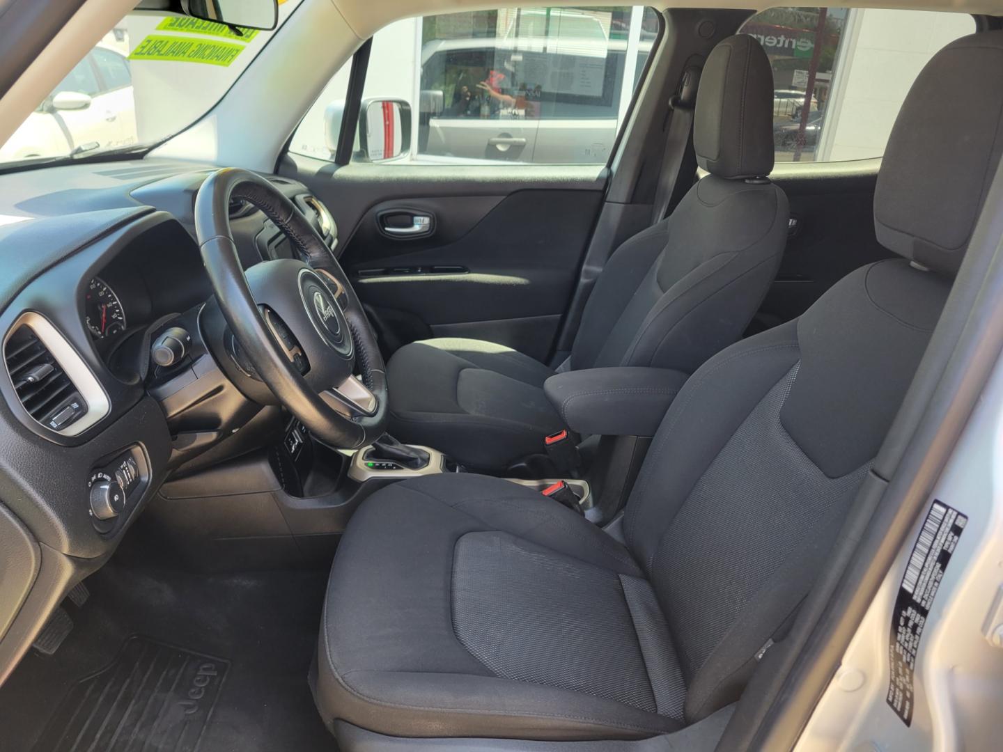 2017 SILVER /BLACK Jeep Renegade Latitude FWD (ZACCJABB7HP) with an 2.4L L4 DOHC 16V engine, Automatic transmission, located at 503 West Court, Seguin, TX, 78155, (830) 379-3373, 29.568621, -97.969803 - Photo#4