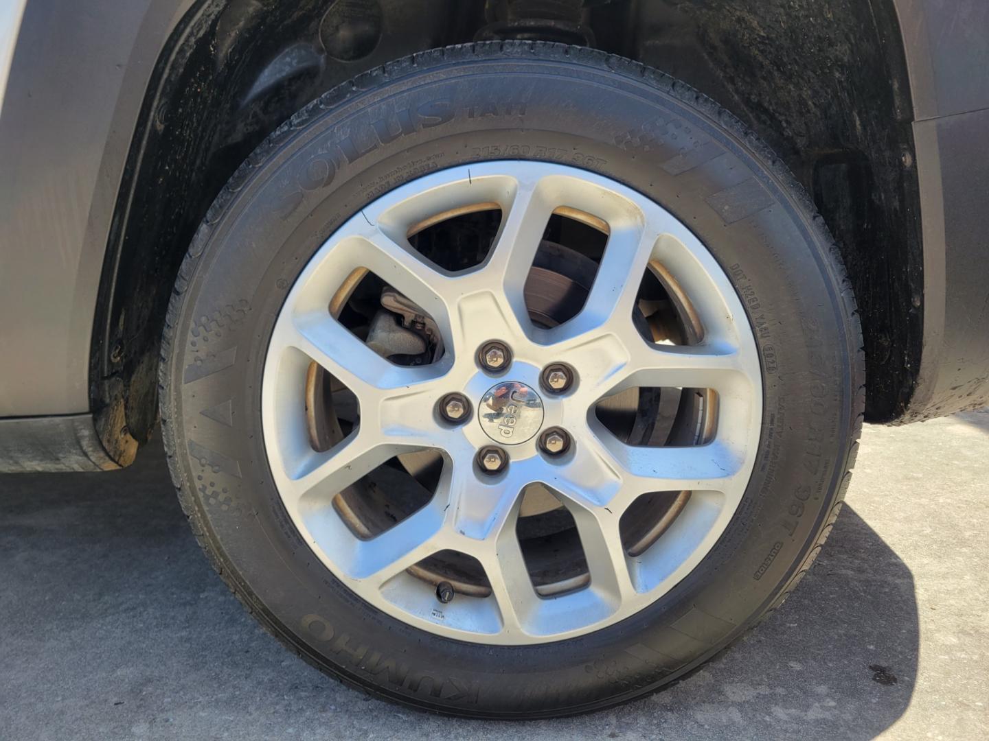 2017 SILVER /BLACK Jeep Renegade Latitude FWD (ZACCJABB7HP) with an 2.4L L4 DOHC 16V engine, Automatic transmission, located at 503 West Court, Seguin, TX, 78155, (830) 379-3373, 29.568621, -97.969803 - Photo#8