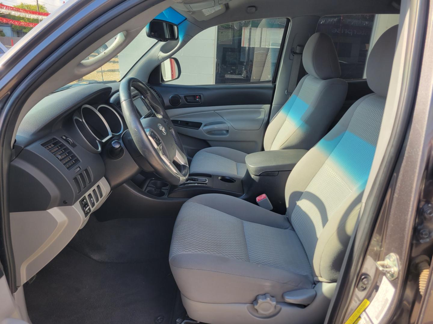 2015 GRAY /BLACK Toyota Tacoma PreRunner Double Cab I4 4AT 2WD (5TFJX4GN1FX) with an 2.7L L4 DOHC 16V engine, 4-Speed Automatic transmission, located at 503 West Court, Seguin, TX, 78155, (830) 379-3373, 29.568621, -97.969803 - 2015 Toyota Tacoma PreRunner Double Cab 2WD with a 2.7L L4 DOHC 16V, Automatic, Tilt, Cruise, AM/FM/CD/AUX Touchscreen Stereo, Power Windows, Locks and Side Mirrors, Bluetooth, Tinted Windows, Running Boards, Alloy Wheels and more!! - Photo#4