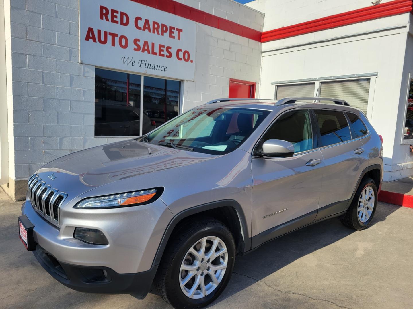 2018 SILVER Jeep Cherokee Latitude Plus FWD (1C4PJLLB2JD) with an 2.4L L4 DOHC 16V engine, Automatic transmission, located at 503 West Court, Seguin, TX, 78155, (830) 379-3373, 29.568621, -97.969803 - 2018 Jeep Cherokee Latitude Plus FWD with a 2.4L L4 DOHC 16V, Automatic, Tilt, Cruise, AM/FM/AUX Touchscreen Stereo, Power Windows, Locks, Seat and Side Mirrors, Leather Seats, Bluetooth, Rear A/C, Backup Camera, Alloy Wheels, Rear Defroster, Rear Wiper and more!! - Photo#0