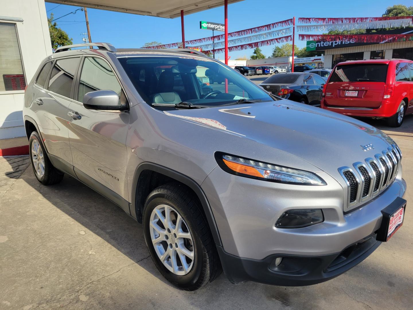 2018 SILVER Jeep Cherokee Latitude Plus FWD (1C4PJLLB2JD) with an 2.4L L4 DOHC 16V engine, Automatic transmission, located at 503 West Court, Seguin, TX, 78155, (830) 379-3373, 29.568621, -97.969803 - 2018 Jeep Cherokee Latitude Plus FWD with a 2.4L L4 DOHC 16V, Automatic, Tilt, Cruise, AM/FM/AUX Touchscreen Stereo, Power Windows, Locks, Seat and Side Mirrors, Leather Seats, Bluetooth, Rear A/C, Backup Camera, Alloy Wheels, Rear Defroster, Rear Wiper and more!! - Photo#1