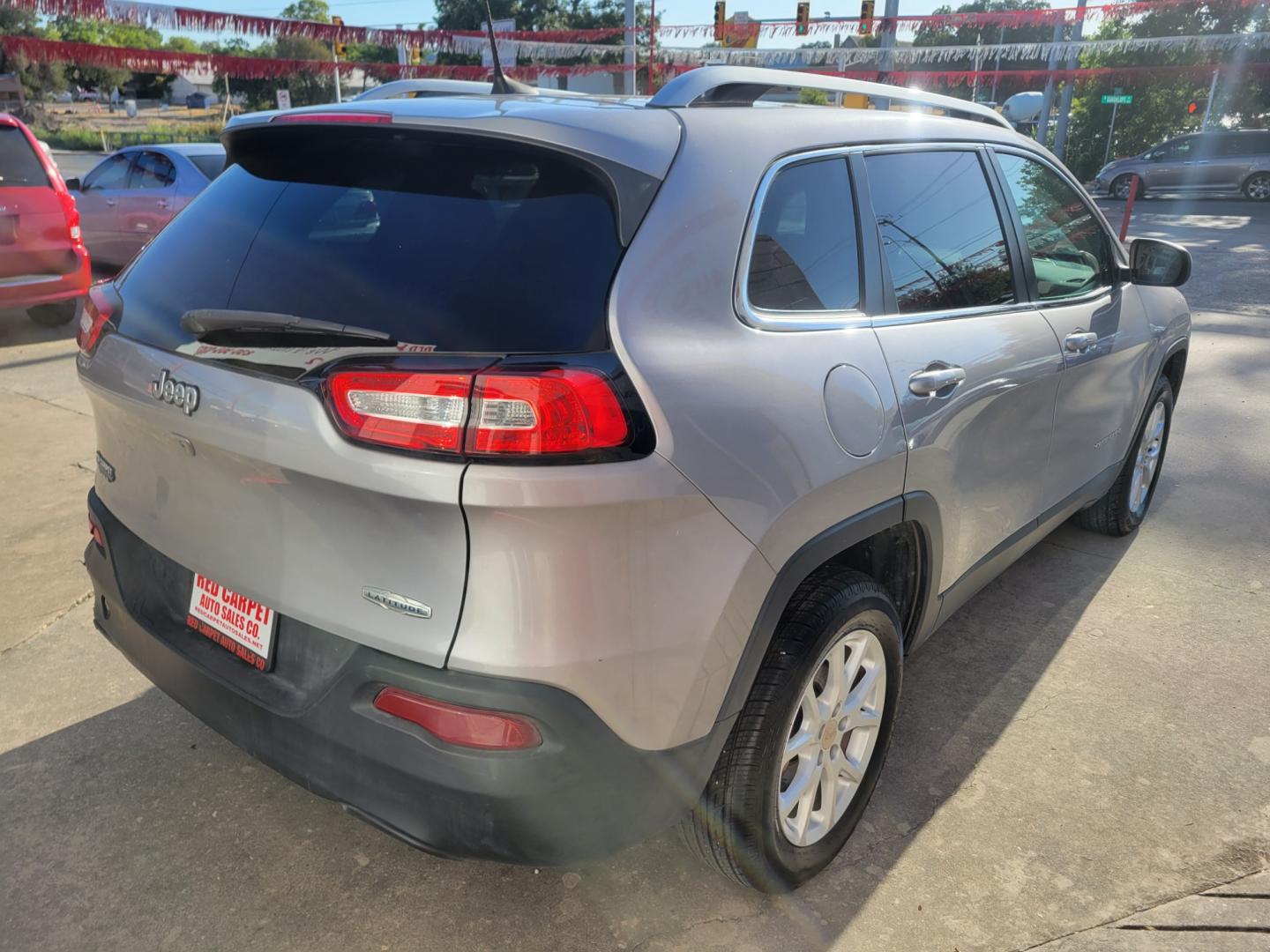 2018 SILVER Jeep Cherokee Latitude Plus FWD (1C4PJLLB2JD) with an 2.4L L4 DOHC 16V engine, Automatic transmission, located at 503 West Court, Seguin, TX, 78155, (830) 379-3373, 29.568621, -97.969803 - 2018 Jeep Cherokee Latitude Plus FWD with a 2.4L L4 DOHC 16V, Automatic, Tilt, Cruise, AM/FM/AUX Touchscreen Stereo, Power Windows, Locks, Seat and Side Mirrors, Leather Seats, Bluetooth, Rear A/C, Backup Camera, Alloy Wheels, Rear Defroster, Rear Wiper and more!! - Photo#2