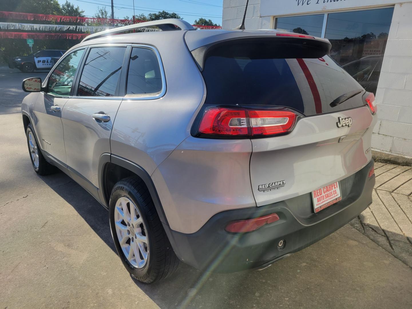 2018 SILVER Jeep Cherokee Latitude Plus FWD (1C4PJLLB2JD) with an 2.4L L4 DOHC 16V engine, Automatic transmission, located at 503 West Court, Seguin, TX, 78155, (830) 379-3373, 29.568621, -97.969803 - 2018 Jeep Cherokee Latitude Plus FWD with a 2.4L L4 DOHC 16V, Automatic, Tilt, Cruise, AM/FM/AUX Touchscreen Stereo, Power Windows, Locks, Seat and Side Mirrors, Leather Seats, Bluetooth, Rear A/C, Backup Camera, Alloy Wheels, Rear Defroster, Rear Wiper and more!! - Photo#3