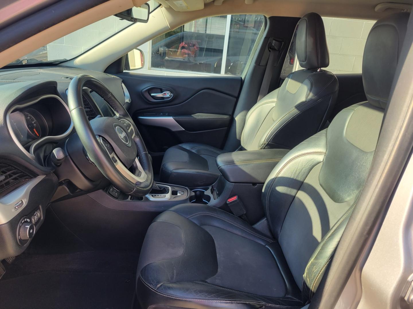 2018 SILVER Jeep Cherokee Latitude Plus FWD (1C4PJLLB2JD) with an 2.4L L4 DOHC 16V engine, Automatic transmission, located at 503 West Court, Seguin, TX, 78155, (830) 379-3373, 29.568621, -97.969803 - 2018 Jeep Cherokee Latitude Plus FWD with a 2.4L L4 DOHC 16V, Automatic, Tilt, Cruise, AM/FM/AUX Touchscreen Stereo, Power Windows, Locks, Seat and Side Mirrors, Leather Seats, Bluetooth, Rear A/C, Backup Camera, Alloy Wheels, Rear Defroster, Rear Wiper and more!! - Photo#4