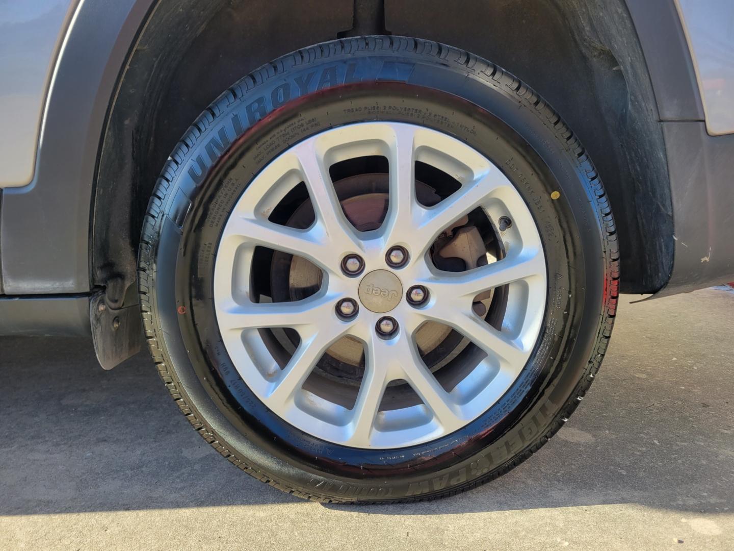 2018 SILVER Jeep Cherokee Latitude Plus FWD (1C4PJLLB2JD) with an 2.4L L4 DOHC 16V engine, Automatic transmission, located at 503 West Court, Seguin, TX, 78155, (830) 379-3373, 29.568621, -97.969803 - 2018 Jeep Cherokee Latitude Plus FWD with a 2.4L L4 DOHC 16V, Automatic, Tilt, Cruise, AM/FM/AUX Touchscreen Stereo, Power Windows, Locks, Seat and Side Mirrors, Leather Seats, Bluetooth, Rear A/C, Backup Camera, Alloy Wheels, Rear Defroster, Rear Wiper and more!! - Photo#7