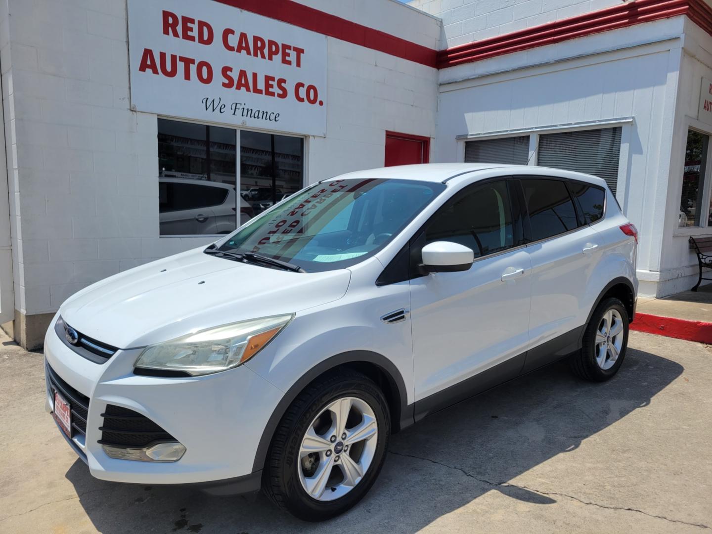 2015 WHITE /BLACK Ford Escape SE FWD (1FMCU0GX0FU) with an 1.6L L4 DOHC 16V engine, 6-Speed Automatic transmission, located at 503 West Court, Seguin, TX, 78155, (830) 379-3373, 29.568621, -97.969803 - Photo#0