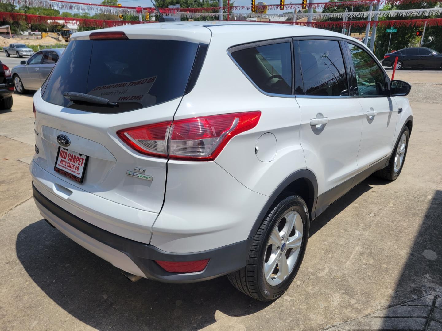 2015 WHITE /BLACK Ford Escape SE FWD (1FMCU0GX0FU) with an 1.6L L4 DOHC 16V engine, 6-Speed Automatic transmission, located at 503 West Court, Seguin, TX, 78155, (830) 379-3373, 29.568621, -97.969803 - Photo#2