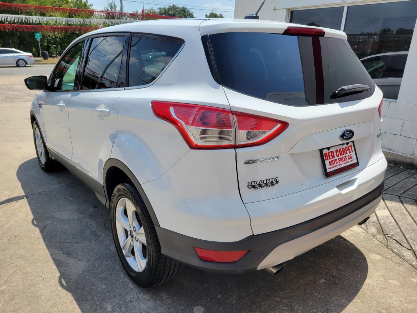 2015 WHITE /BLACK Ford Escape SE FWD (1FMCU0GX0FU) with an 1.6L L4 DOHC 16V engine, 6-Speed Automatic transmission, located at 503 West Court, Seguin, TX, 78155, (830) 379-3373, 29.568621, -97.969803 - Photo#3