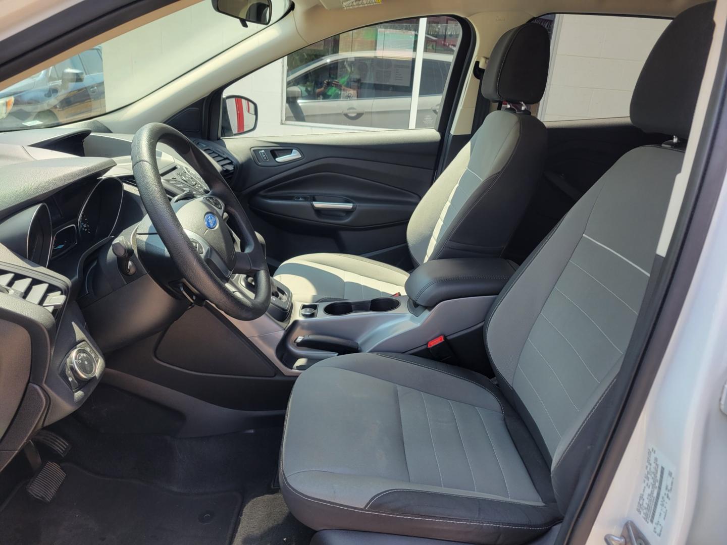 2015 WHITE /BLACK Ford Escape SE FWD (1FMCU0GX0FU) with an 1.6L L4 DOHC 16V engine, 6-Speed Automatic transmission, located at 503 West Court, Seguin, TX, 78155, (830) 379-3373, 29.568621, -97.969803 - Photo#4