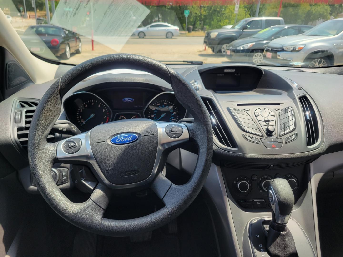 2015 WHITE /BLACK Ford Escape SE FWD (1FMCU0GX0FU) with an 1.6L L4 DOHC 16V engine, 6-Speed Automatic transmission, located at 503 West Court, Seguin, TX, 78155, (830) 379-3373, 29.568621, -97.969803 - Photo#5