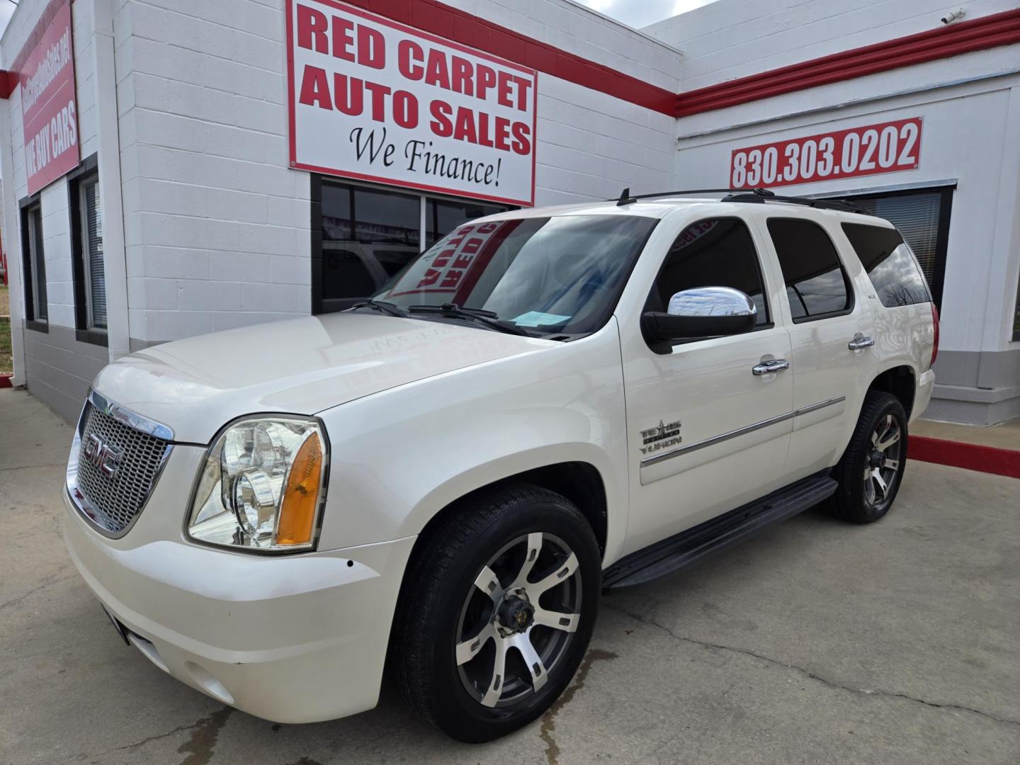 2010 WHITE /BLACK GMC Yukon SLT1 2WD (1GKUCCE03AR) with an 5.3L V8 OHV 16V FFV engine, 4-Speed Automatic transmission, located at 503 West Court, Seguin, TX, 78155, (830) 379-3373, 29.568621, -97.969803 - 2010 GMC Yukon SLT 2WD with a 5.3L V8 OHV 16V FFV, Automatic, Tilt, Cruise, AM/FM/CD/AUX Stereo, Power Windows, Locks, Seat and Side Mirrors, Leather Seats, Bluetooth, Dual Climate Control, Rear A/C, Power Rear Hatch, Onstar Capability, Running Boards, Third Row Seating, Alloy Wheels, Rear Defroster - Photo#0