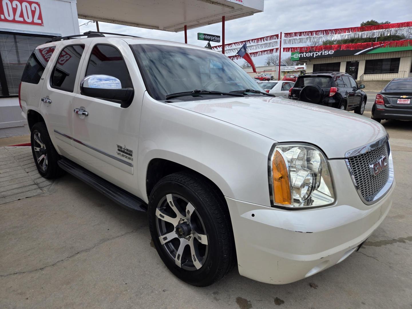 2010 WHITE /BLACK GMC Yukon SLT1 2WD (1GKUCCE03AR) with an 5.3L V8 OHV 16V FFV engine, 4-Speed Automatic transmission, located at 503 West Court, Seguin, TX, 78155, (830) 379-3373, 29.568621, -97.969803 - 2010 GMC Yukon SLT 2WD with a 5.3L V8 OHV 16V FFV, Automatic, Tilt, Cruise, AM/FM/CD/AUX Stereo, Power Windows, Locks, Seat and Side Mirrors, Leather Seats, Bluetooth, Dual Climate Control, Rear A/C, Power Rear Hatch, Onstar Capability, Running Boards, Third Row Seating, Alloy Wheels, Rear Defroster - Photo#1