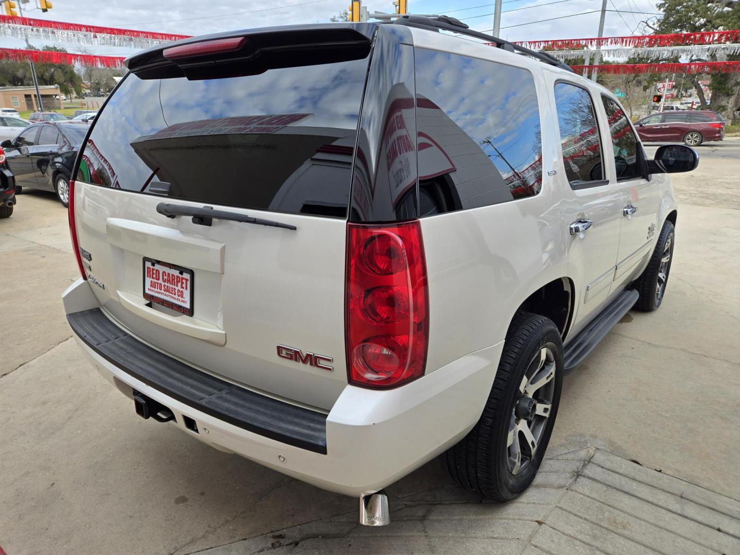 2010 WHITE /BLACK GMC Yukon SLT1 2WD (1GKUCCE03AR) with an 5.3L V8 OHV 16V FFV engine, 4-Speed Automatic transmission, located at 503 West Court, Seguin, TX, 78155, (830) 379-3373, 29.568621, -97.969803 - 2010 GMC Yukon SLT 2WD with a 5.3L V8 OHV 16V FFV, Automatic, Tilt, Cruise, AM/FM/CD/AUX Stereo, Power Windows, Locks, Seat and Side Mirrors, Leather Seats, Bluetooth, Dual Climate Control, Rear A/C, Power Rear Hatch, Onstar Capability, Running Boards, Third Row Seating, Alloy Wheels, Rear Defroster - Photo#2