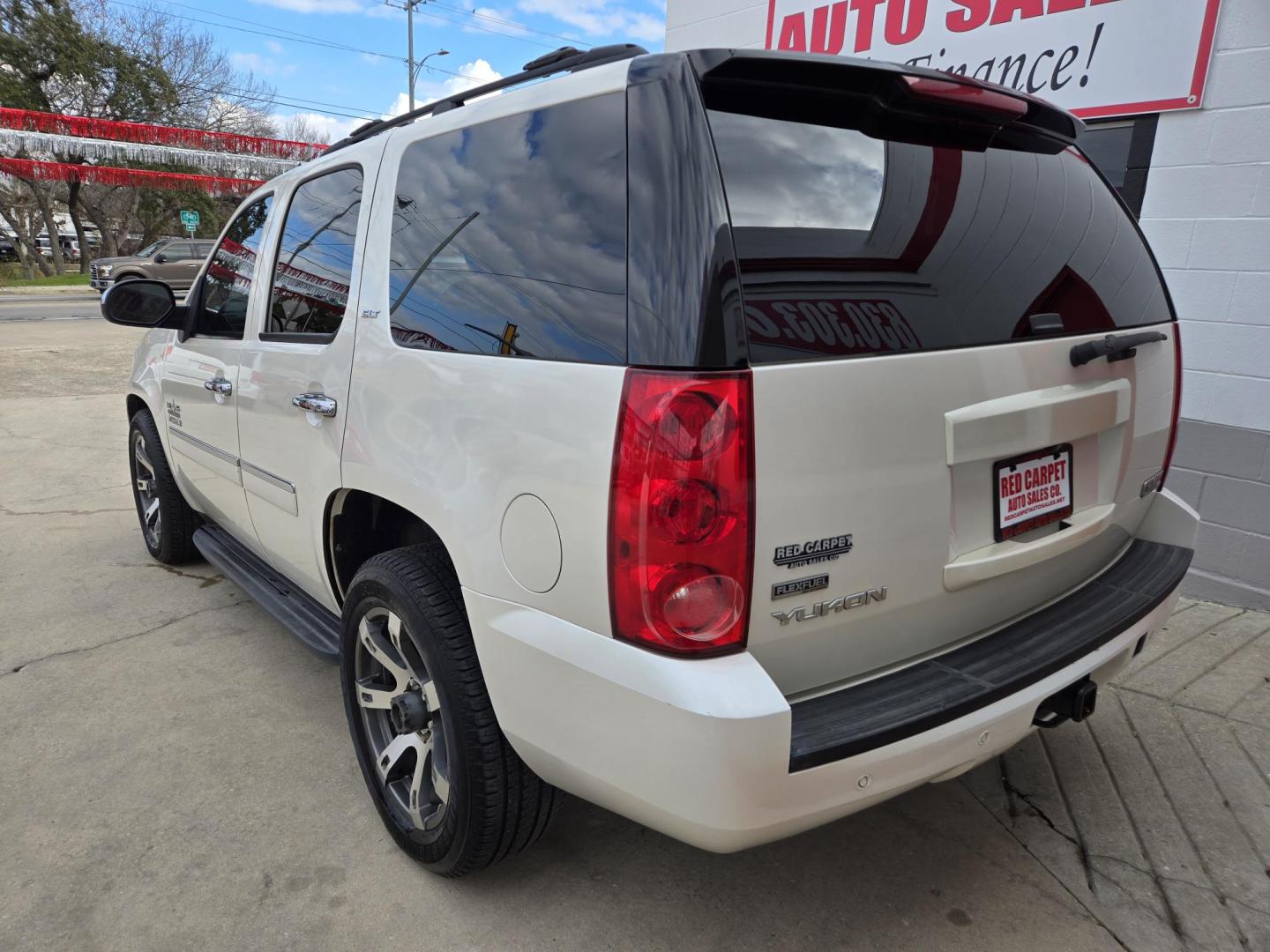 2010 WHITE /BLACK GMC Yukon SLT1 2WD (1GKUCCE03AR) with an 5.3L V8 OHV 16V FFV engine, 4-Speed Automatic transmission, located at 503 West Court, Seguin, TX, 78155, (830) 379-3373, 29.568621, -97.969803 - 2010 GMC Yukon SLT 2WD with a 5.3L V8 OHV 16V FFV, Automatic, Tilt, Cruise, AM/FM/CD/AUX Stereo, Power Windows, Locks, Seat and Side Mirrors, Leather Seats, Bluetooth, Dual Climate Control, Rear A/C, Power Rear Hatch, Onstar Capability, Running Boards, Third Row Seating, Alloy Wheels, Rear Defroster - Photo#3