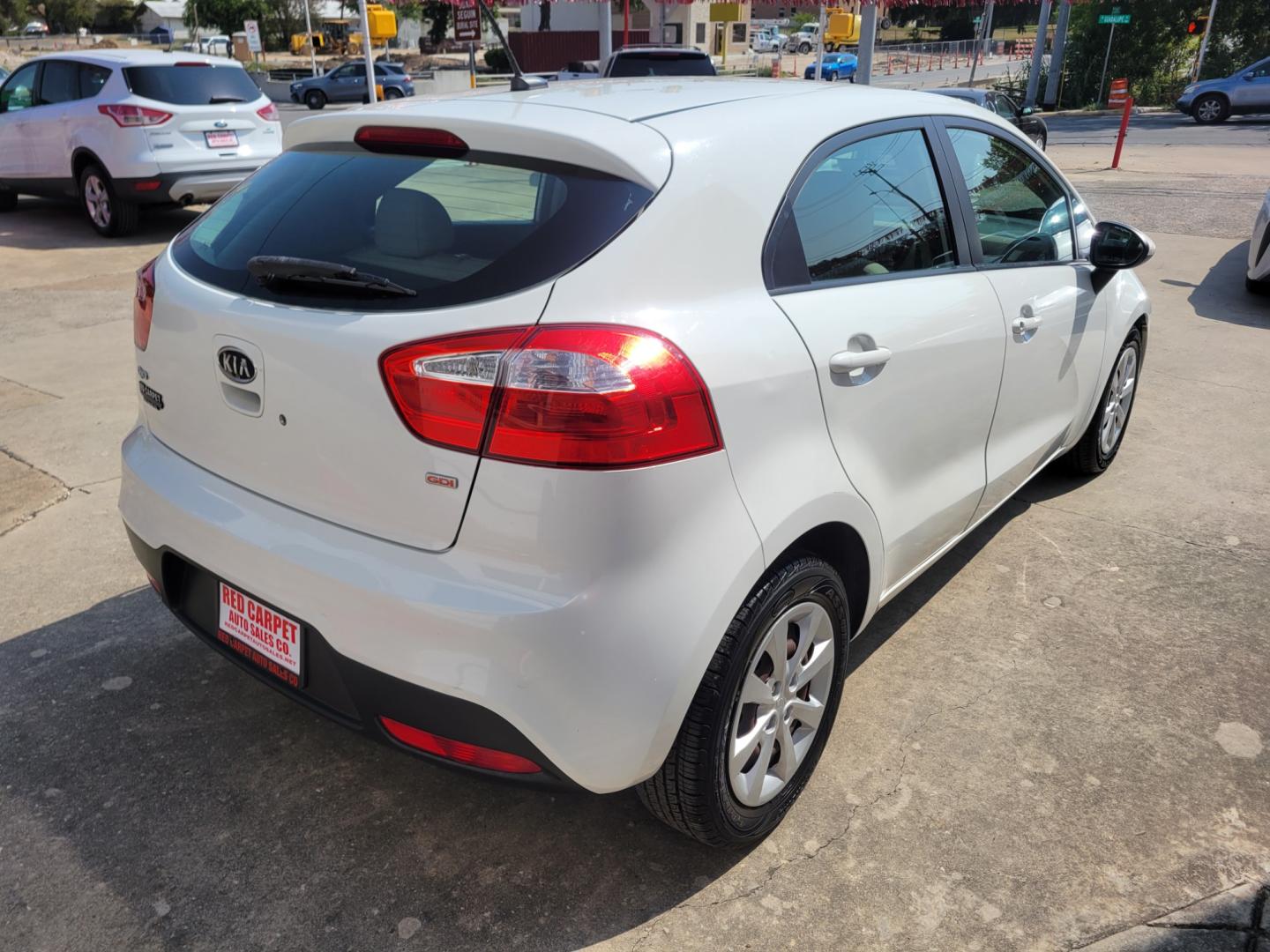 2013 WHITE /BLACK Kia Rio5 LX (KNADM5A38D6) with an 1.6L L4 DOHC 16V engine, Automatic transmission, located at 503 West Court, Seguin, TX, 78155, (830) 379-3373, 29.568621, -97.969803 - Photo#2