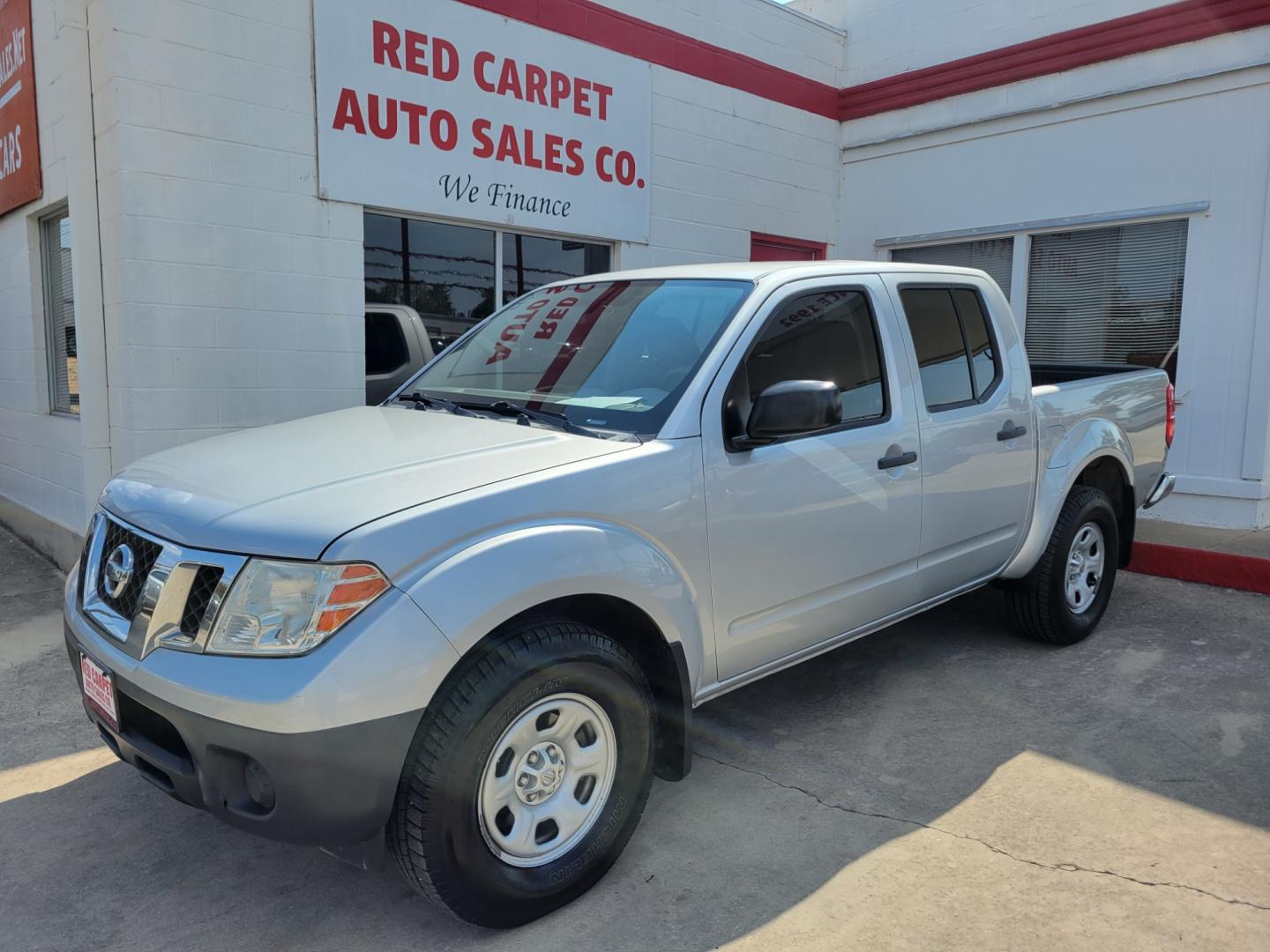 2018 SILVER /GRAY Nissan Frontier S Crew Cab 6MT 2WD (1N6DD0ER5JN) with an 4.0L V6 DOHC 24V engine, Automatic transmission, located at 503 West Court, Seguin, TX, 78155, (830) 379-3373, 29.568621, -97.969803 - 2018 Nissan Frontier S Crew Cab 2WD with a 4.0L V6 DOHC 24V, Automatic, Tilt, Cruise, AM/FM/CD/AUX Stereo, Bluetooth, Tinted Windows, Alloy Wheels, Rear Defroster and more!! - Photo#0