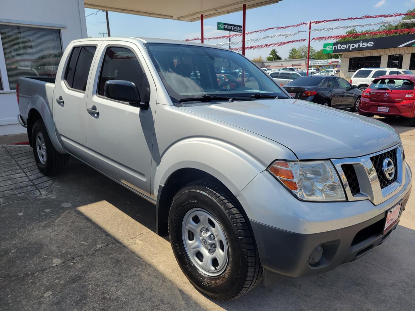 2018 SILVER /GRAY Nissan Frontier S Crew Cab 6MT 2WD (1N6DD0ER5JN) with an 4.0L V6 DOHC 24V engine, Automatic transmission, located at 503 West Court, Seguin, TX, 78155, (830) 379-3373, 29.568621, -97.969803 - 2018 Nissan Frontier S Crew Cab 2WD with a 4.0L V6 DOHC 24V, Automatic, Tilt, Cruise, AM/FM/CD/AUX Stereo, Bluetooth, Tinted Windows, Alloy Wheels, Rear Defroster and more!! - Photo#1