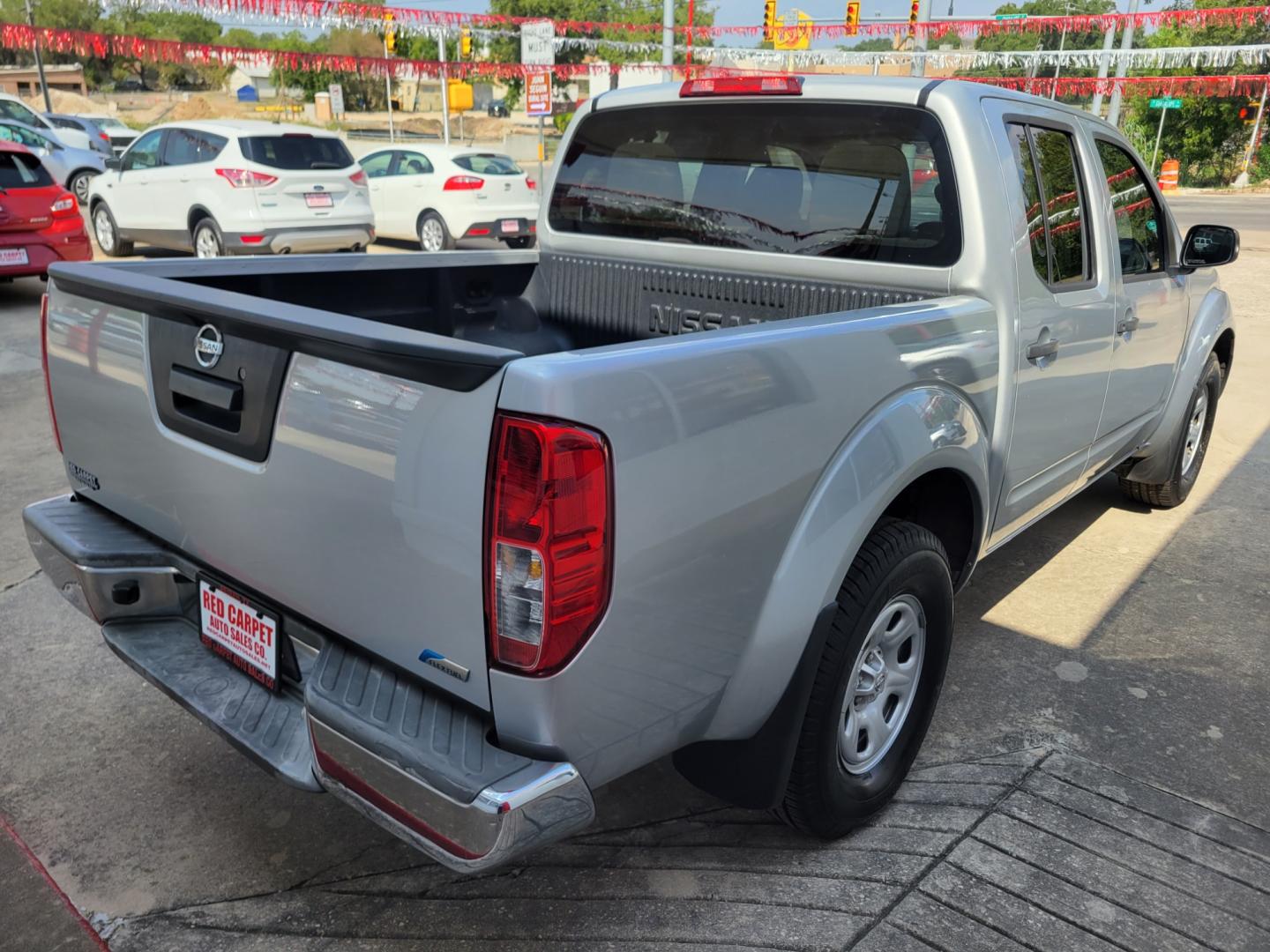 2018 SILVER /GRAY Nissan Frontier S Crew Cab 6MT 2WD (1N6DD0ER5JN) with an 4.0L V6 DOHC 24V engine, Automatic transmission, located at 503 West Court, Seguin, TX, 78155, (830) 379-3373, 29.568621, -97.969803 - 2018 Nissan Frontier S Crew Cab 2WD with a 4.0L V6 DOHC 24V, Automatic, Tilt, Cruise, AM/FM/CD/AUX Stereo, Bluetooth, Tinted Windows, Alloy Wheels, Rear Defroster and more!! - Photo#2