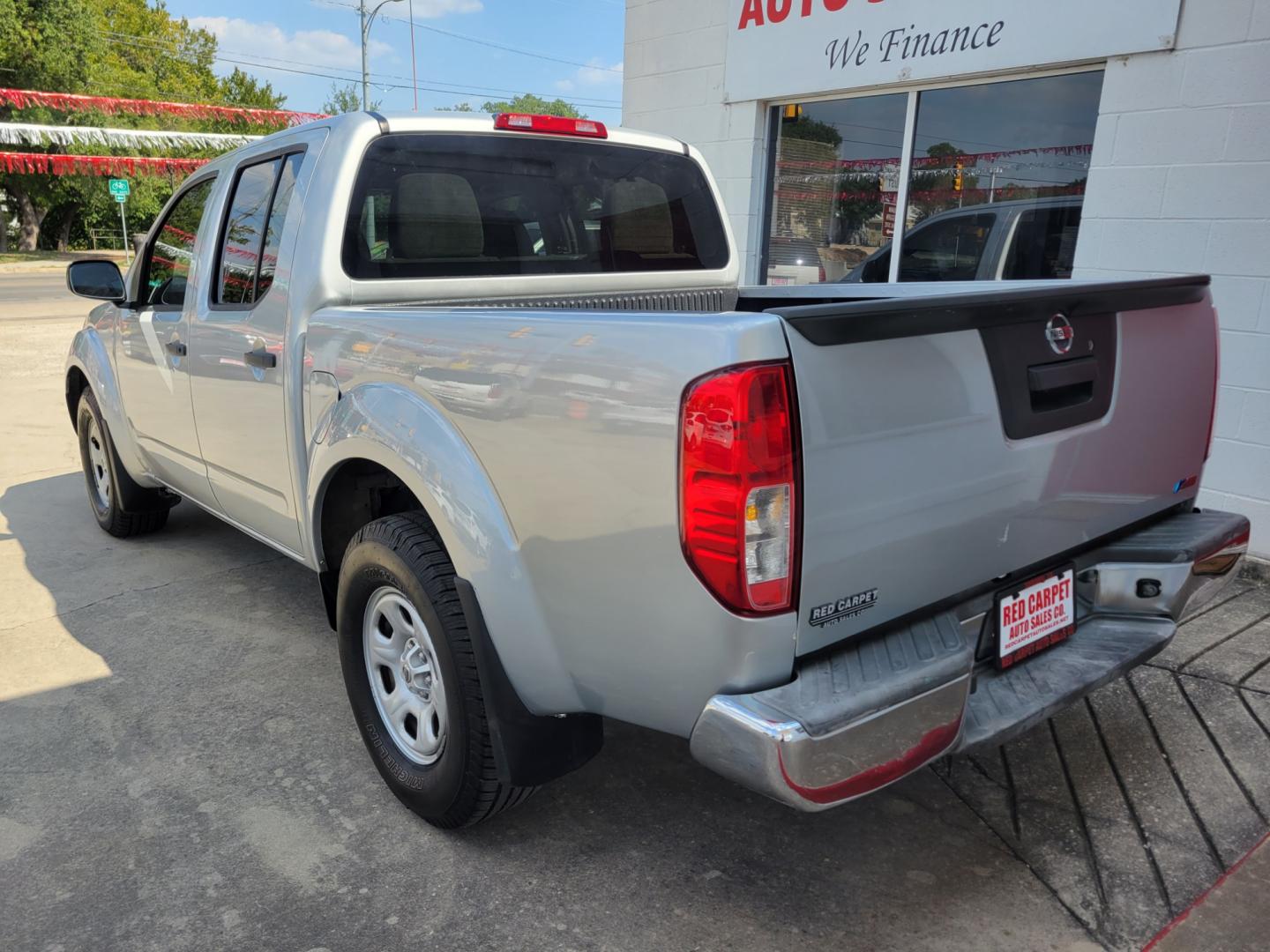 2018 SILVER /GRAY Nissan Frontier S Crew Cab 6MT 2WD (1N6DD0ER5JN) with an 4.0L V6 DOHC 24V engine, Automatic transmission, located at 503 West Court, Seguin, TX, 78155, (830) 379-3373, 29.568621, -97.969803 - 2018 Nissan Frontier S Crew Cab 2WD with a 4.0L V6 DOHC 24V, Automatic, Tilt, Cruise, AM/FM/CD/AUX Stereo, Bluetooth, Tinted Windows, Alloy Wheels, Rear Defroster and more!! - Photo#3