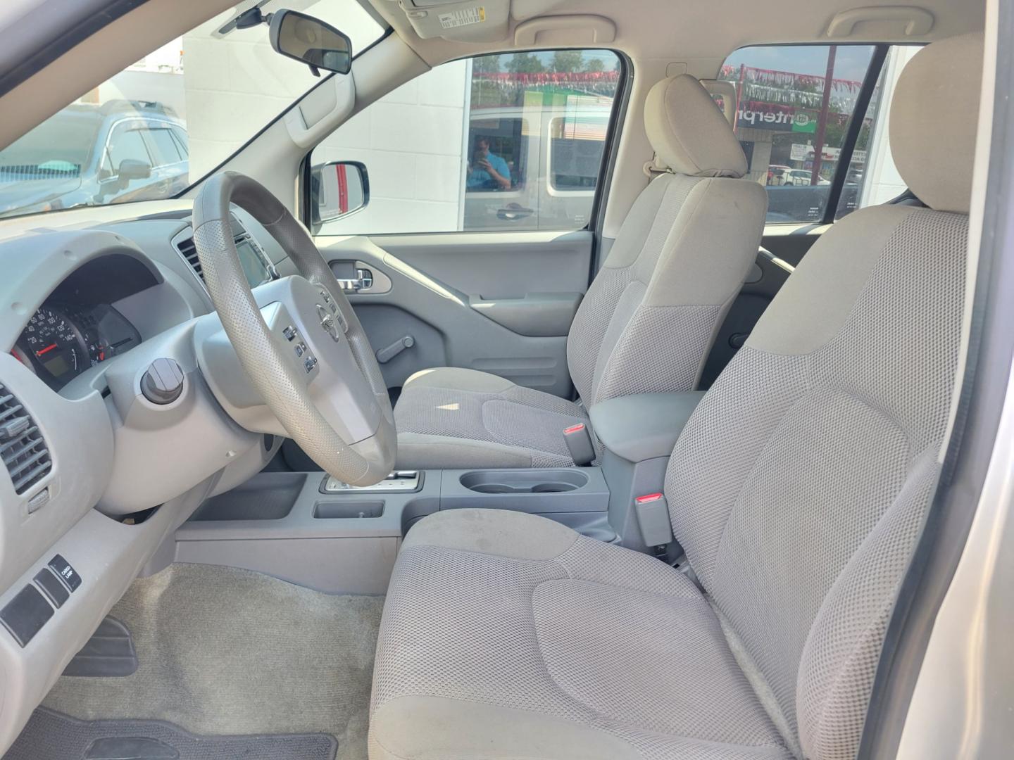 2018 SILVER /GRAY Nissan Frontier S Crew Cab 6MT 2WD (1N6DD0ER5JN) with an 4.0L V6 DOHC 24V engine, Automatic transmission, located at 503 West Court, Seguin, TX, 78155, (830) 379-3373, 29.568621, -97.969803 - 2018 Nissan Frontier S Crew Cab 2WD with a 4.0L V6 DOHC 24V, Automatic, Tilt, Cruise, AM/FM/CD/AUX Stereo, Bluetooth, Tinted Windows, Alloy Wheels, Rear Defroster and more!! - Photo#4