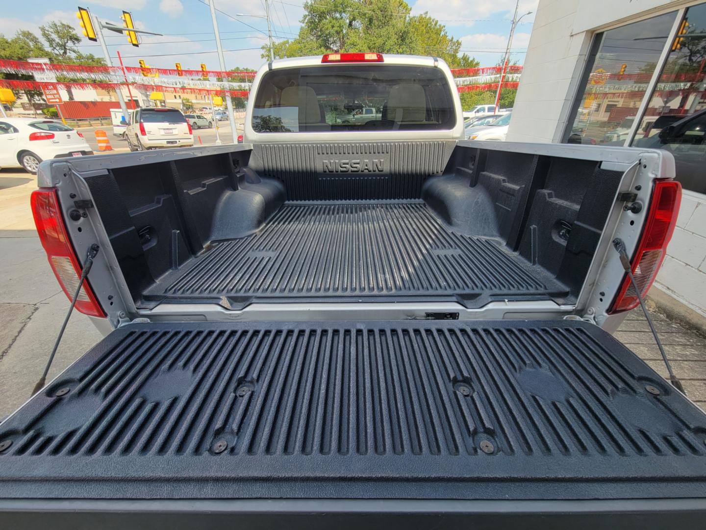 2018 SILVER /GRAY Nissan Frontier S Crew Cab 6MT 2WD (1N6DD0ER5JN) with an 4.0L V6 DOHC 24V engine, Automatic transmission, located at 503 West Court, Seguin, TX, 78155, (830) 379-3373, 29.568621, -97.969803 - 2018 Nissan Frontier S Crew Cab 2WD with a 4.0L V6 DOHC 24V, Automatic, Tilt, Cruise, AM/FM/CD/AUX Stereo, Bluetooth, Tinted Windows, Alloy Wheels, Rear Defroster and more!! - Photo#7