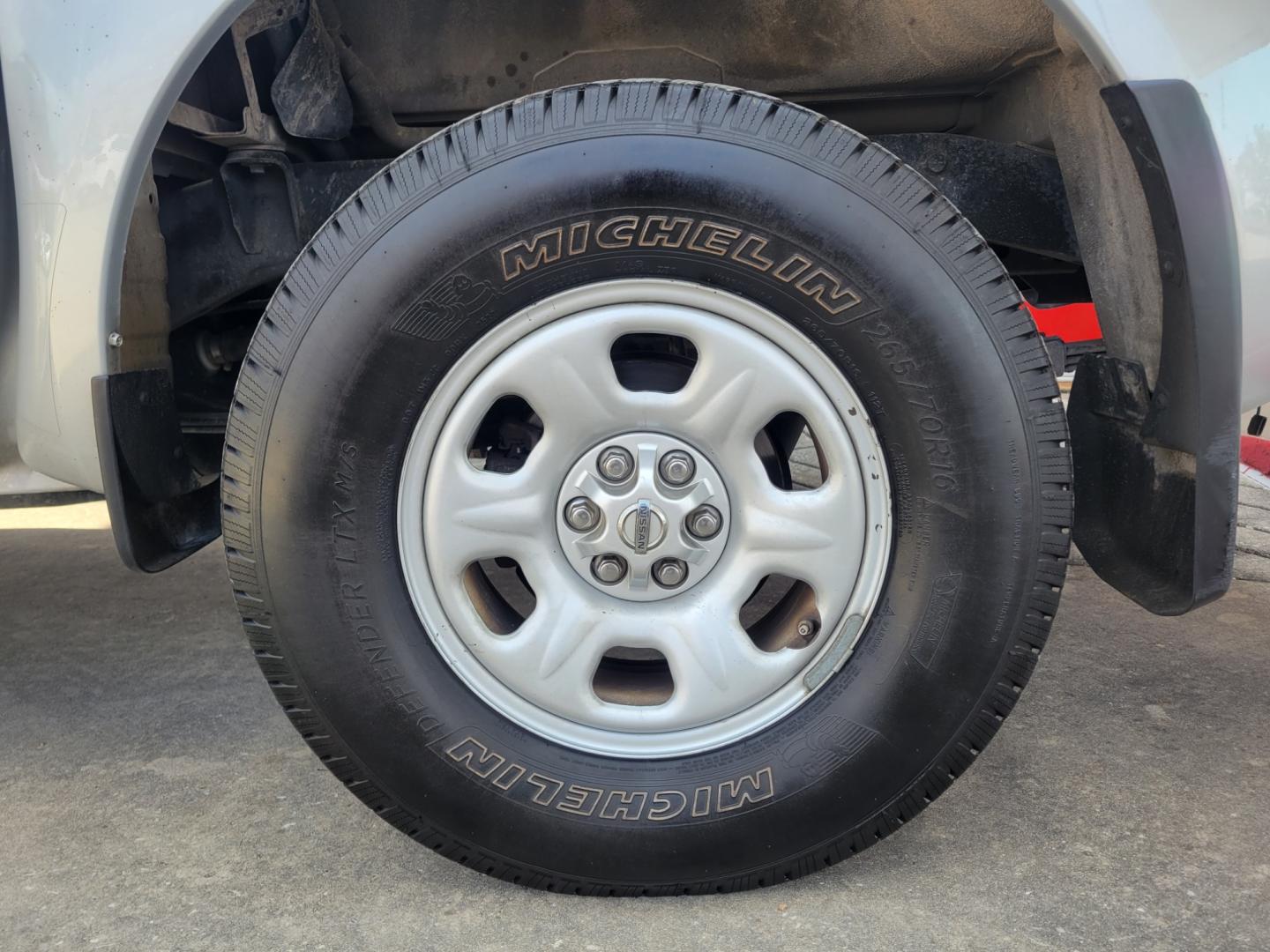 2018 SILVER /GRAY Nissan Frontier S Crew Cab 6MT 2WD (1N6DD0ER5JN) with an 4.0L V6 DOHC 24V engine, Automatic transmission, located at 503 West Court, Seguin, TX, 78155, (830) 379-3373, 29.568621, -97.969803 - 2018 Nissan Frontier S Crew Cab 2WD with a 4.0L V6 DOHC 24V, Automatic, Tilt, Cruise, AM/FM/CD/AUX Stereo, Bluetooth, Tinted Windows, Alloy Wheels, Rear Defroster and more!! - Photo#8