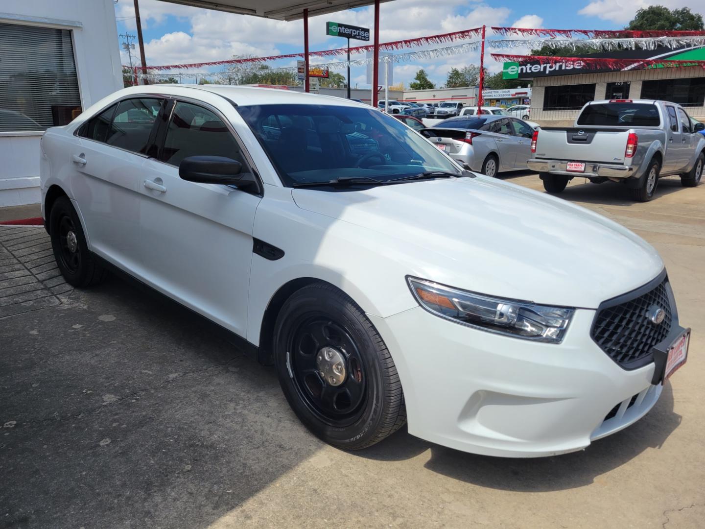 2017 WHITE /BLACK Ford Taurus Police FWD (1FAHP2L81HG) with an 3.5L V6 DOHC 24V engine, 6A transmission, located at 503 West Court, Seguin, TX, 78155, (830) 379-3373, 29.568621, -97.969803 - 2017 Ford Taurus Police FWD with a 3.5L V6 DOHC 24V, Automatic, Tilt, Cruise, AM/FM/CD/AUX Stereo, Power Windows, Locks, Seat and Side Mirrors, Bluetooth, Backup Camera, Bumper Sensors, Rear Defroster and more!! - Photo#1