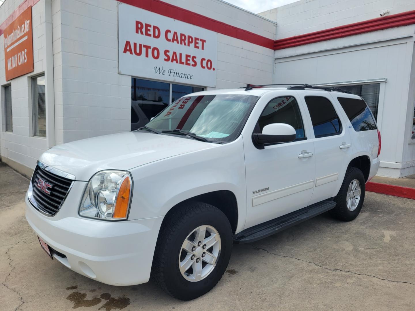 2012 WHITE /BEIGE GMC Yukon SLT1 4WD (1GKS2CE0XCR) with an 5.3L V8 OHV 16V FFV engine, 6-Speed Automatic transmission, located at 503 West Court, Seguin, TX, 78155, (830) 379-3373, 29.568621, -97.969803 - 2012 GMC Yukon SLT1 4WD with a 5.3L V8 OHV 16V FFV, Automatic, Tilt, Cruise, AM/FM/CD/AUX Touchscreen Stereo, Power Windows, Locks, Seats and Side Mirrors, Bluetooth, Leather Seats, Dual Climate Control, Rear A/C, Power Sunroof, Power Rear Hatch, Towing, Alloy Wheels, Heated and Cooled Seats, Bumper - Photo#0