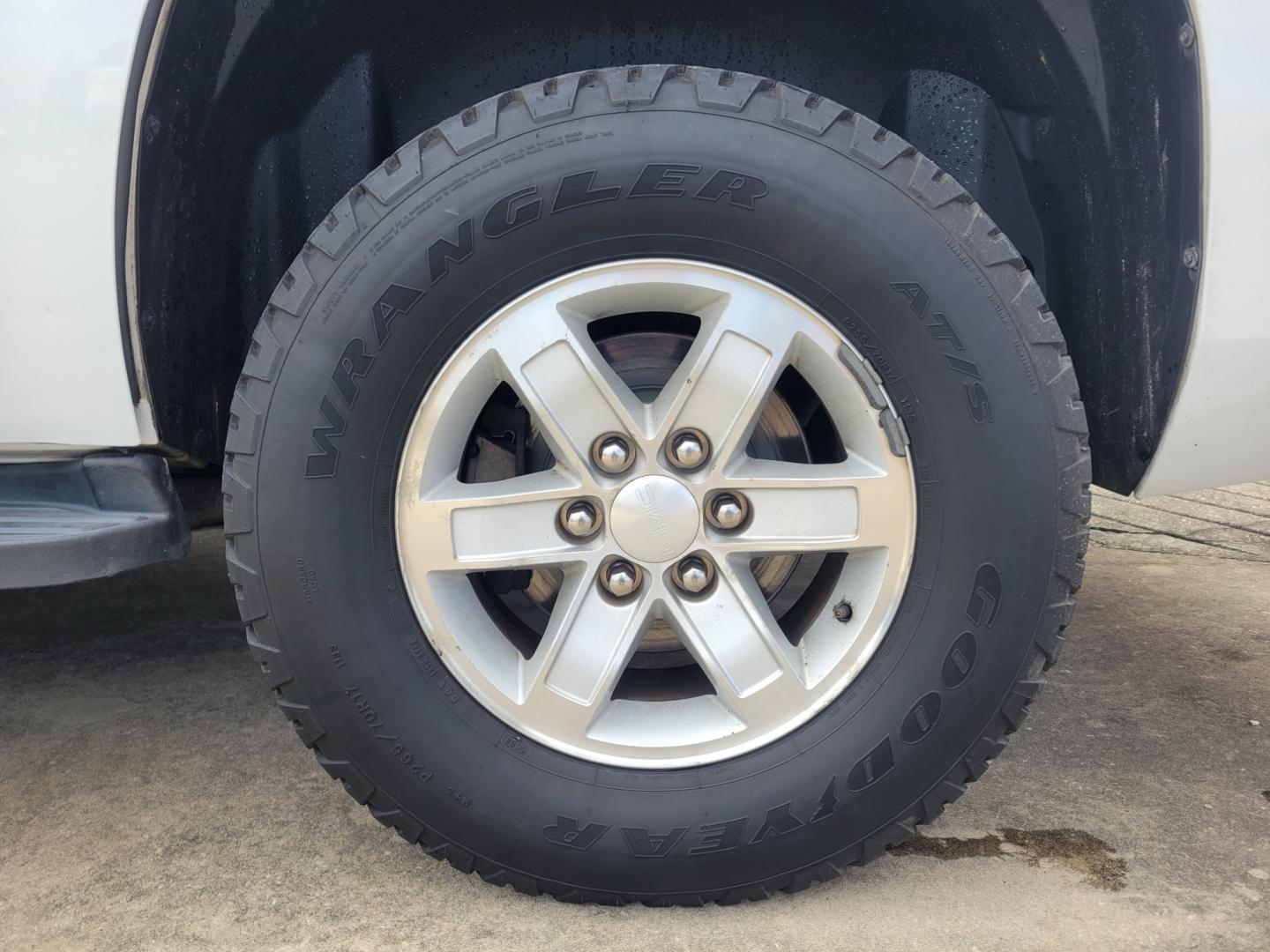 2012 WHITE /BEIGE GMC Yukon SLT1 4WD (1GKS2CE0XCR) with an 5.3L V8 OHV 16V FFV engine, 6-Speed Automatic transmission, located at 503 West Court, Seguin, TX, 78155, (830) 379-3373, 29.568621, -97.969803 - 2012 GMC Yukon SLT1 4WD with a 5.3L V8 OHV 16V FFV, Automatic, Tilt, Cruise, AM/FM/CD/AUX Touchscreen Stereo, Power Windows, Locks, Seats and Side Mirrors, Bluetooth, Leather Seats, Dual Climate Control, Rear A/C, Power Sunroof, Power Rear Hatch, Towing, Alloy Wheels, Heated and Cooled Seats, Bumper - Photo#9