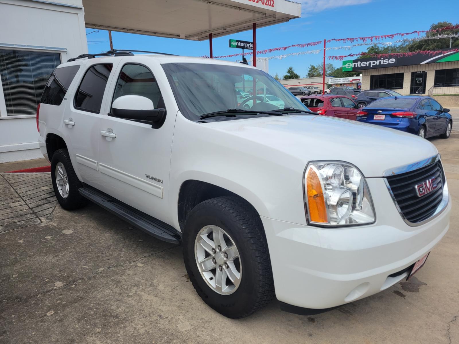 2012 WHITE /BEIGE GMC Yukon SLT1 4WD (1GKS2CE0XCR) with an 5.3L V8 OHV 16V FFV engine, 6-Speed Automatic transmission, located at 503 West Court, Seguin, TX, 78155, (830) 379-3373, 29.568621, -97.969803 - 2012 GMC Yukon SLT1 4WD with a 5.3L V8 OHV 16V FFV, Automatic, Tilt, Cruise, AM/FM/CD/AUX Touchscreen Stereo, Power Windows, Locks, Seats and Side Mirrors, Bluetooth, Leather Seats, Dual Climate Control, Rear A/C, Power Sunroof, Power Rear Hatch, Towing, Alloy Wheels, Heated and Cooled Seats, Bumper - Photo #1
