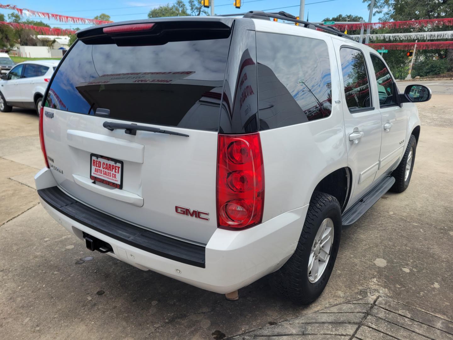 2012 WHITE /BEIGE GMC Yukon SLT1 4WD (1GKS2CE0XCR) with an 5.3L V8 OHV 16V FFV engine, 6-Speed Automatic transmission, located at 503 West Court, Seguin, TX, 78155, (830) 379-3373, 29.568621, -97.969803 - 2012 GMC Yukon SLT1 4WD with a 5.3L V8 OHV 16V FFV, Automatic, Tilt, Cruise, AM/FM/CD/AUX Touchscreen Stereo, Power Windows, Locks, Seats and Side Mirrors, Bluetooth, Leather Seats, Dual Climate Control, Rear A/C, Power Sunroof, Power Rear Hatch, Towing, Alloy Wheels, Heated and Cooled Seats, Bumper - Photo#2