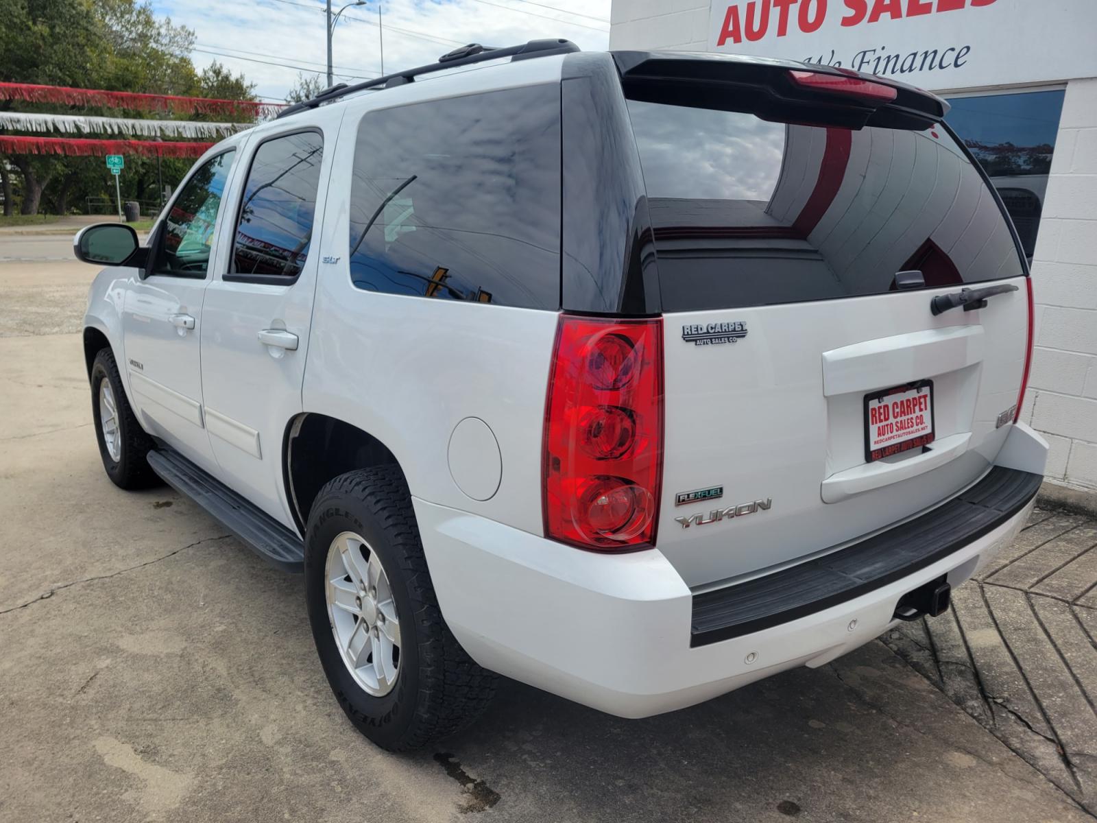 2012 WHITE /BEIGE GMC Yukon SLT1 4WD (1GKS2CE0XCR) with an 5.3L V8 OHV 16V FFV engine, 6-Speed Automatic transmission, located at 503 West Court, Seguin, TX, 78155, (830) 379-3373, 29.568621, -97.969803 - 2012 GMC Yukon SLT1 4WD with a 5.3L V8 OHV 16V FFV, Automatic, Tilt, Cruise, AM/FM/CD/AUX Touchscreen Stereo, Power Windows, Locks, Seats and Side Mirrors, Bluetooth, Leather Seats, Dual Climate Control, Rear A/C, Power Sunroof, Power Rear Hatch, Towing, Alloy Wheels, Heated and Cooled Seats, Bumper - Photo #3