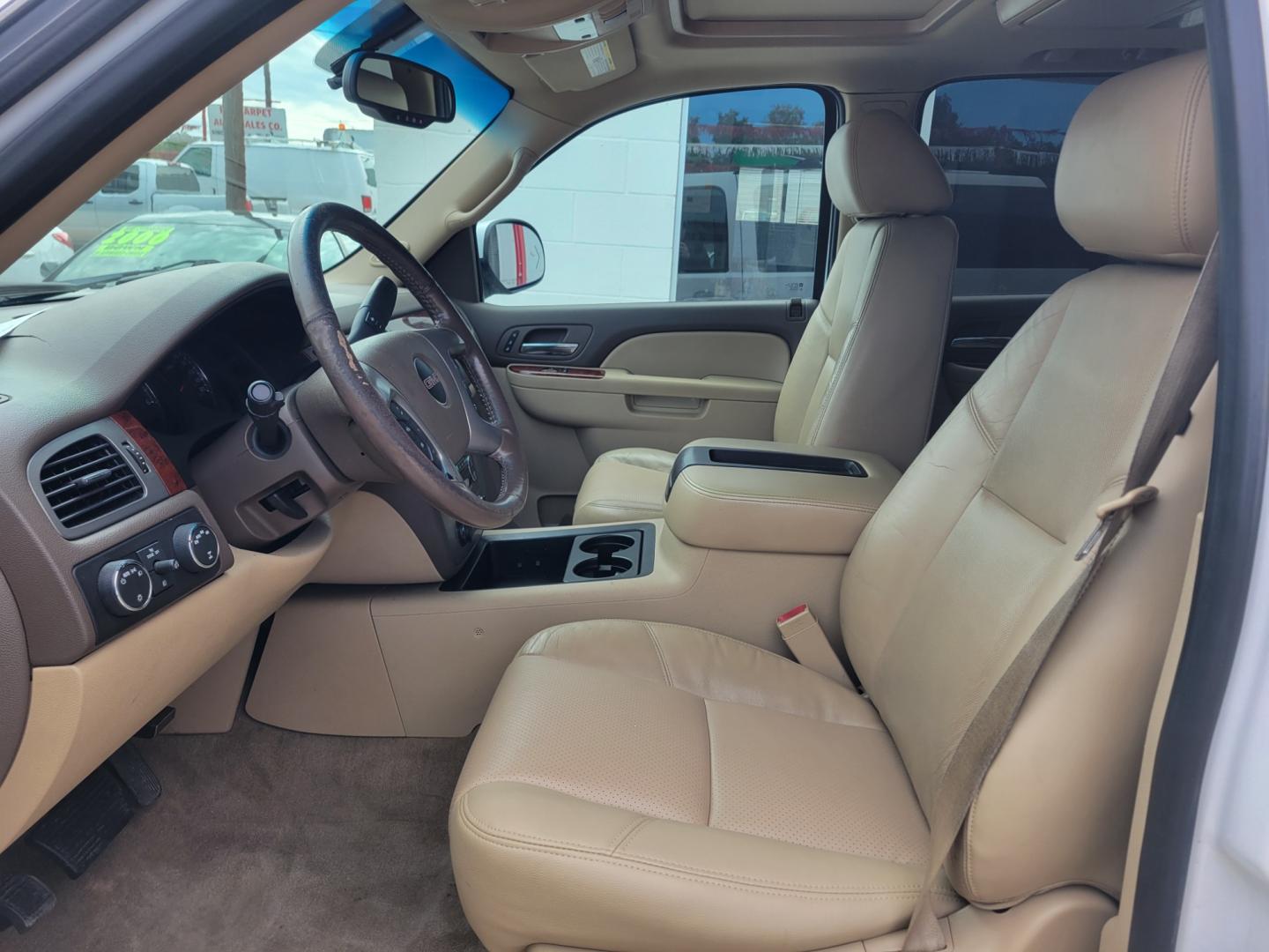 2012 WHITE /BEIGE GMC Yukon SLT1 4WD (1GKS2CE0XCR) with an 5.3L V8 OHV 16V FFV engine, 6-Speed Automatic transmission, located at 503 West Court, Seguin, TX, 78155, (830) 379-3373, 29.568621, -97.969803 - 2012 GMC Yukon SLT1 4WD with a 5.3L V8 OHV 16V FFV, Automatic, Tilt, Cruise, AM/FM/CD/AUX Touchscreen Stereo, Power Windows, Locks, Seats and Side Mirrors, Bluetooth, Leather Seats, Dual Climate Control, Rear A/C, Power Sunroof, Power Rear Hatch, Towing, Alloy Wheels, Heated and Cooled Seats, Bumper - Photo#4